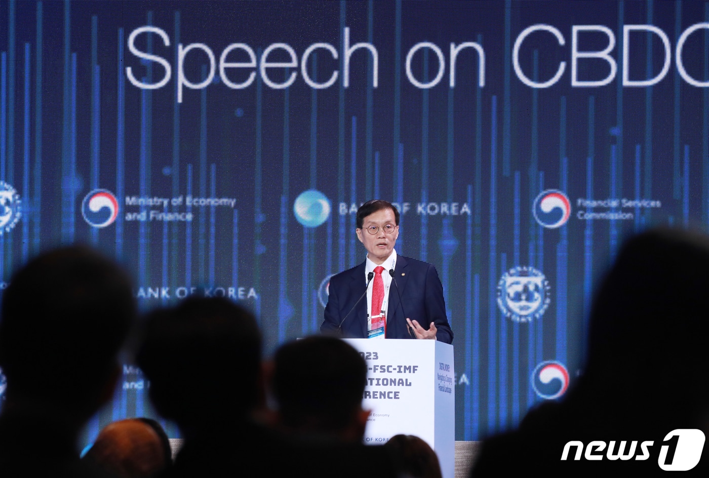 이창용 한국은행 총재가 15일 오전 서울 종로구 포시즌스호텔에서 열린 '2023 MOEF-BOK-FSC-IMF' 국제콘퍼런스에서 '디지털화폐 : 변화하는 금융환경 탐색' 주제로 기조연설을 하고 있다. 이 자리에서 이 총재는 "이제 중앙은행 디지털화폐(CBDC) 도입 논의는 더 이상 미룰 수 없는 시급성을 지닌 중요한 과제가 됐다"고 강조했다. (한국은행 제공) 2023.12.15/뉴스1