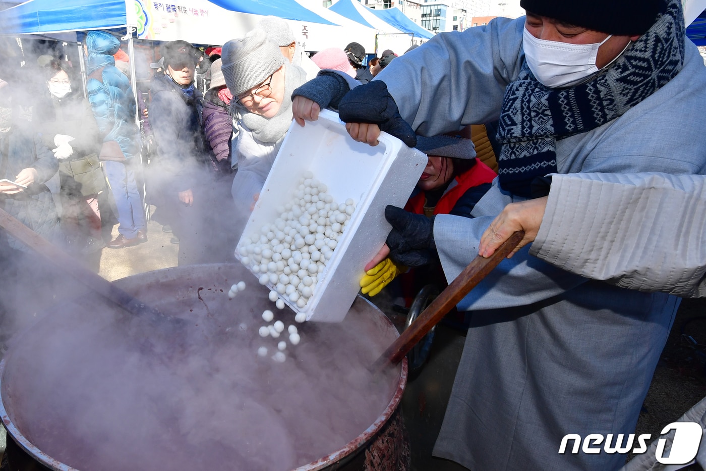 자난해 경북 포항시 남구 대이동 철길숲에서 열린 &#39;사랑의 팥죽&#39; 나눔 행사에서 스님들이 가마솥에 새알을 넣고 있다. &#40;뉴스1 자료, 재판매 및 DB금지&#41;뉴스1 ⓒ News1 최창호 기자