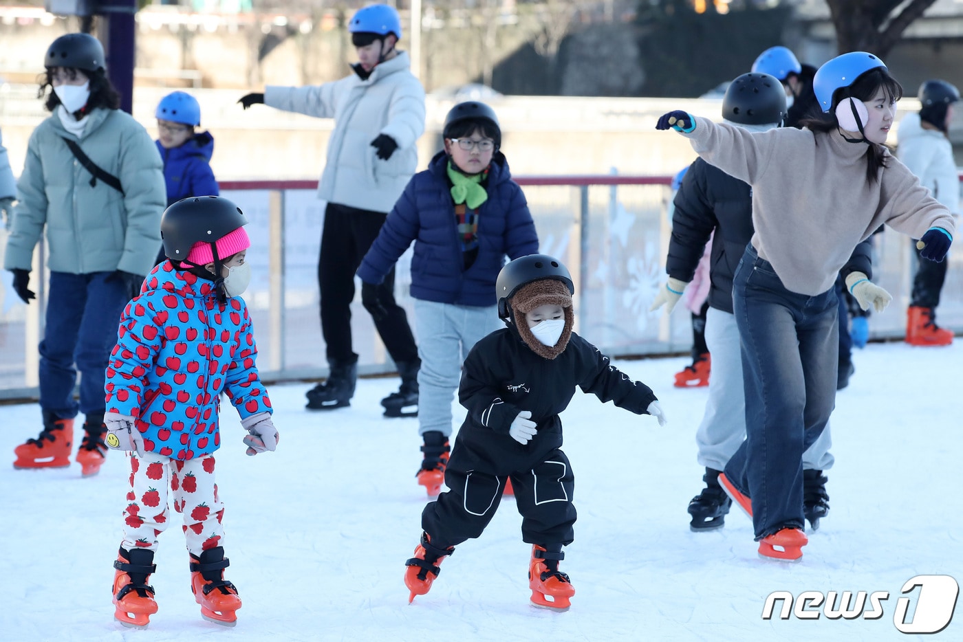 지난 2023년 12월 대구 신천 야외스케이트장을 찾은 시민들이 스케이트를 즐기고 있다. 2023.12.17/뉴스1 ⓒ News1 자료 사진