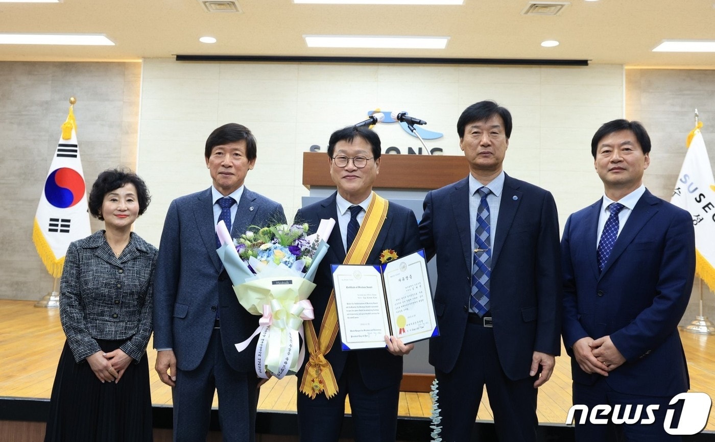 김대권 대구 수성구청장이 지난 13일 세계자유민주연맹이 수여한 '자유장'을 수상하고 관계자들과 기념 촬영을 하고 있다.(대구 수성구 제공)