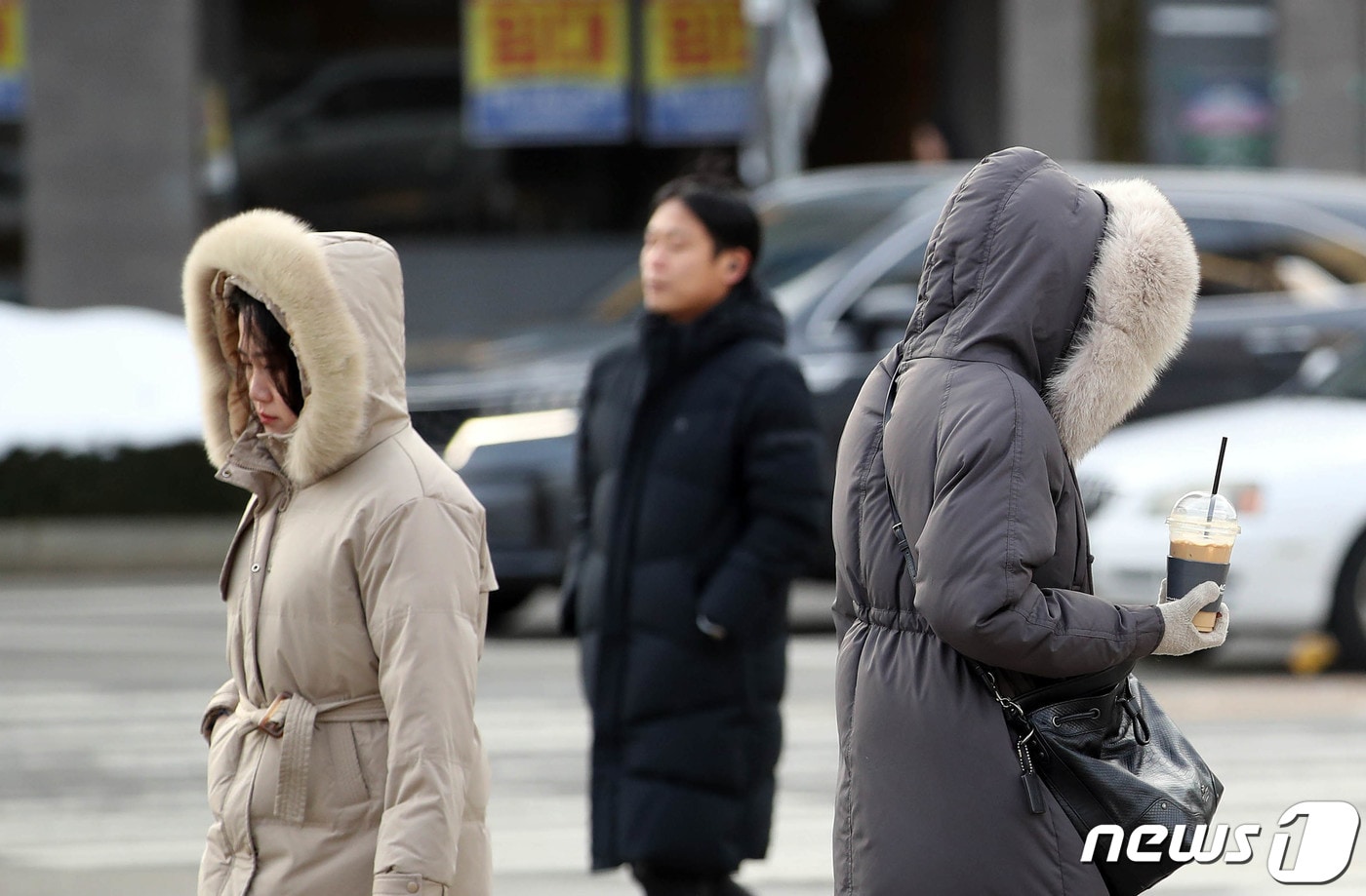 올 겨울 들어 가장 추운 날씨를 보인 18일 광주 북구 직원들이 총총걸음으로 출근을 서두르고 있다. (광주 북구 제공) 2023.12.18/뉴스1 ⓒ News1 이수민 기자