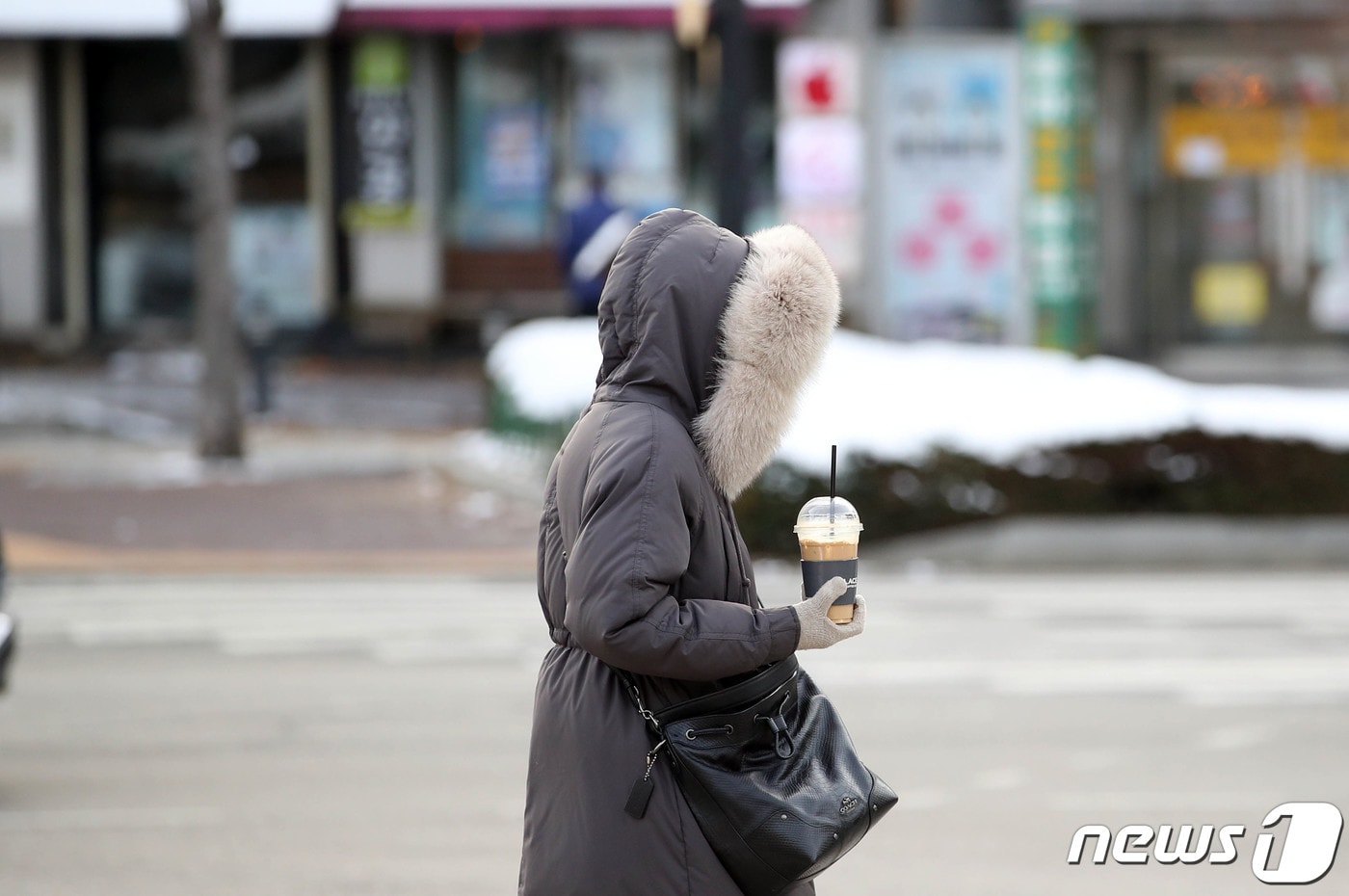 올 겨울 들어 가장 추운 날씨를 보인 18일 광주 북구 직원들이 총총걸음으로 출근을 서두르고 있다. &#40;광주 북구 제공&#41; 2023.12.18/뉴스1 ⓒ News1 이수민 기자