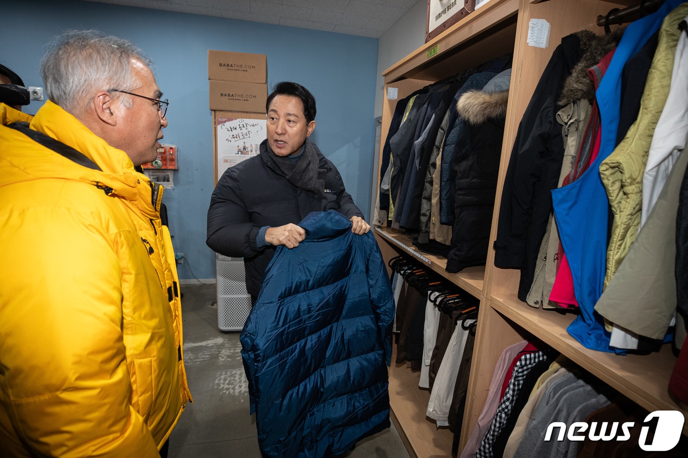 오세훈 서울시장이 지난 18일 한파특보 발령에 따라 서울역다시서기희망지원센터를 방문, 기부받은 헌옷을 노숙인들에게 제공하는 &#39;우리옷방&#39;을 둘러보고 있다. ⓒ News1 유승관 기자