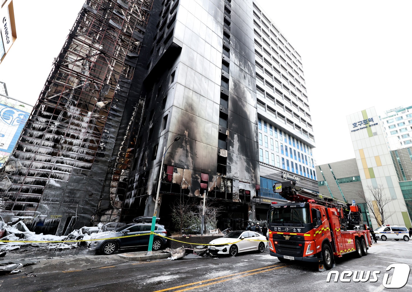 지난달 18일 오전 인천 남동구 논현동의 한 호텔 화재현장에서 경찰과 소방, 국립과학수사연구원 등 관계당국 관계자들이 합동감식을 하고 있다.2023.12.18/뉴스1 ⓒ News1 구윤성 기자