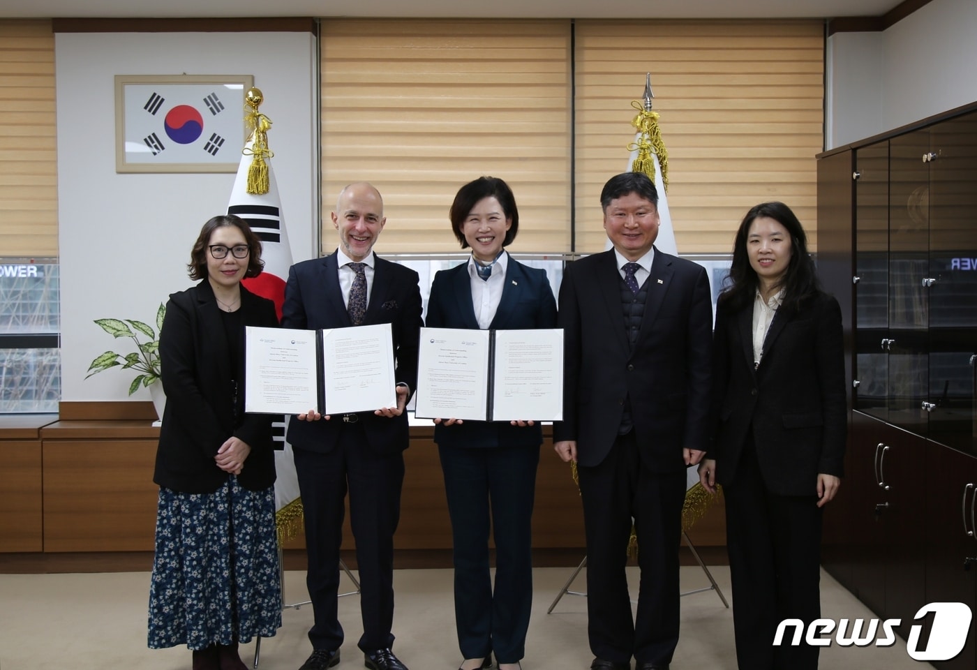 이인실 특허청장(왼쪽 세번째)이 이오아니스 코코리스 퀸 메리 런던대학교 상법연구센터장(왼쪽 두번째)와 양해각서 체결 후 기념촬영을 하고 있다. (특허청 제공) /뉴스1