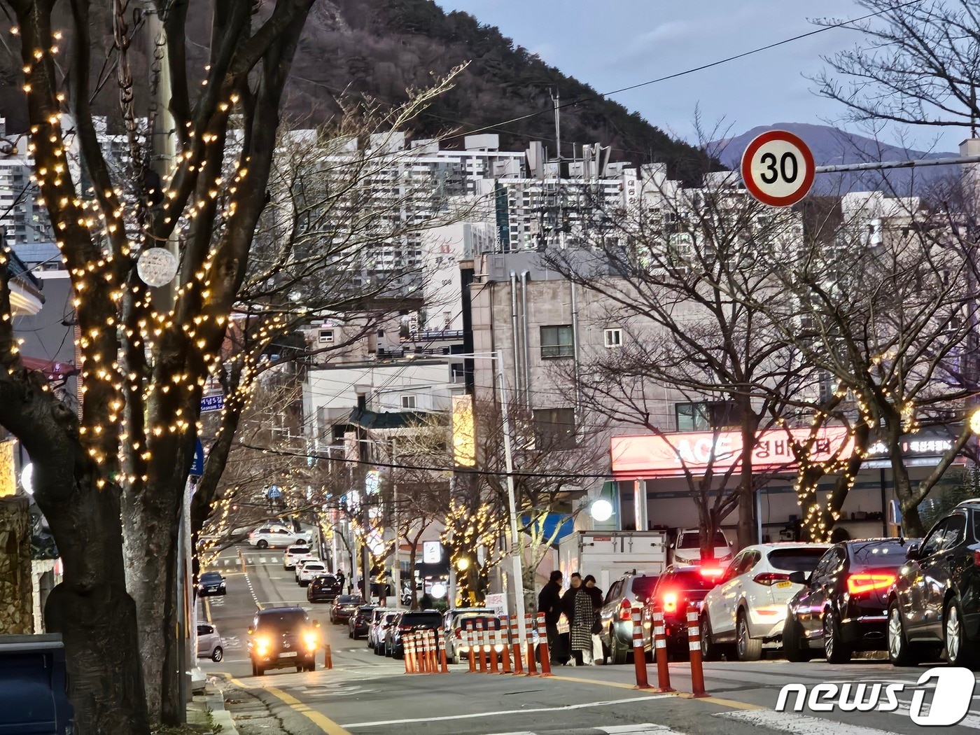 경남 양산시가 물금읍의 원도심 지역을 북적이게 할 ‘목화로 빛 축제’&#40;라라라: Like Light Night&#41;를 개최한다.  행사는 내년 3월 31일까지 열린다. &#40;양산시 제공&#41;