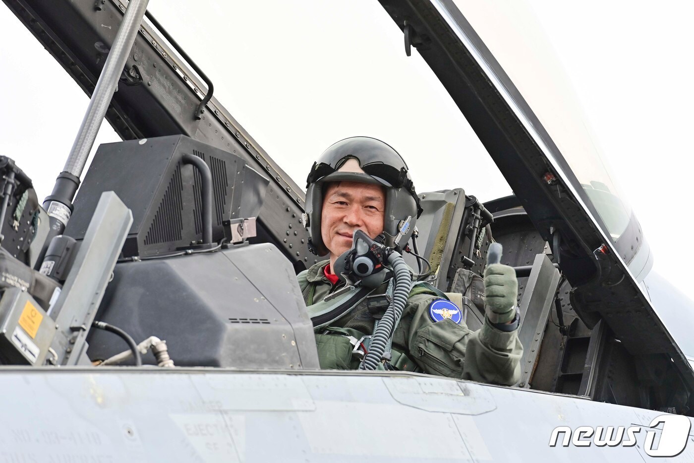 이영수 공군참모총장이 KF-16 전투기에 탑승해 영공방위태세를 공중에서 점검한 뒤 지휘비행을 마치고 함께 비행한 임무조종사와 엄지를 치켜세우고 있다. (공군 제공) 2023.12.18/뉴스1
