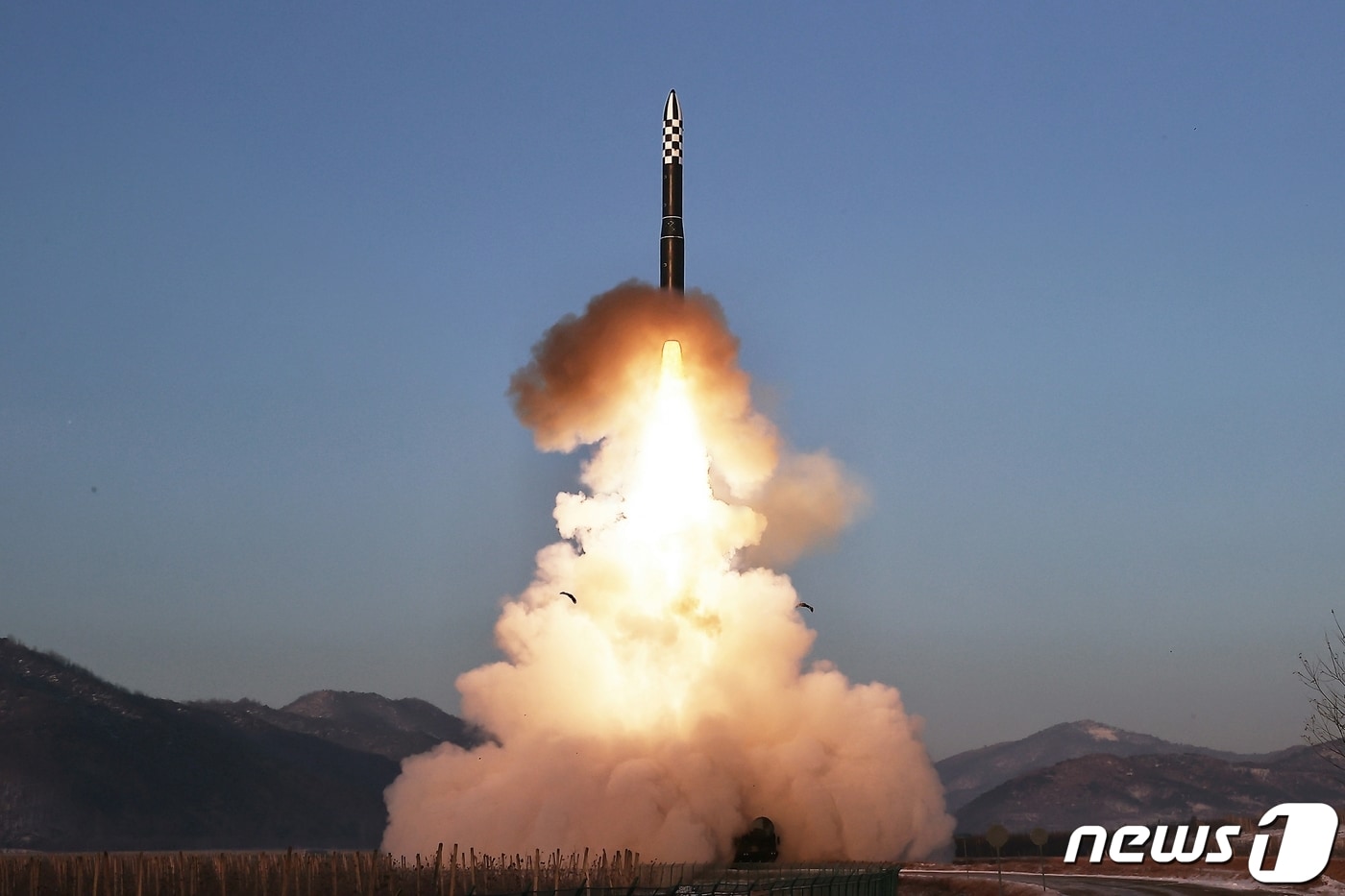 &#40;평양 노동신문=뉴스1&#41; = 북한의 대륙간탄도미사일&#40;ICBM&#41; &#39;화성-18형&#39; 발사 장면. [국내에서만 사용가능. 재배포 금지. DB 금지. For Use Only in the Republic of Korea. Redistribution Prohibited] rodongphoto@news1.kr