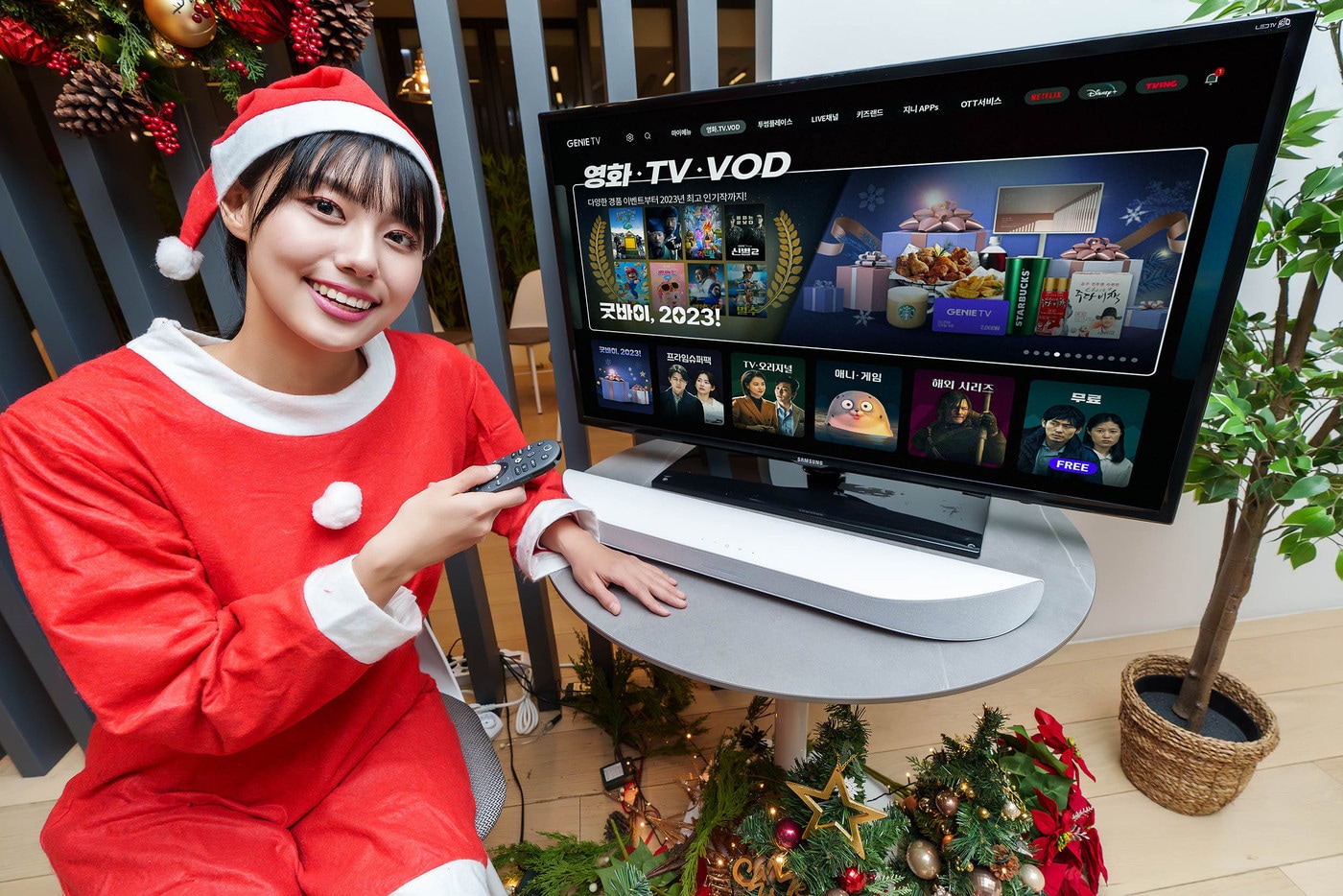 KT는 다가오는 크리스마스 연휴와 연말을 맞아 지니 TV에서 특집관을 마련했다고 19일 밝혔다.&#40;KT 제공&#41;