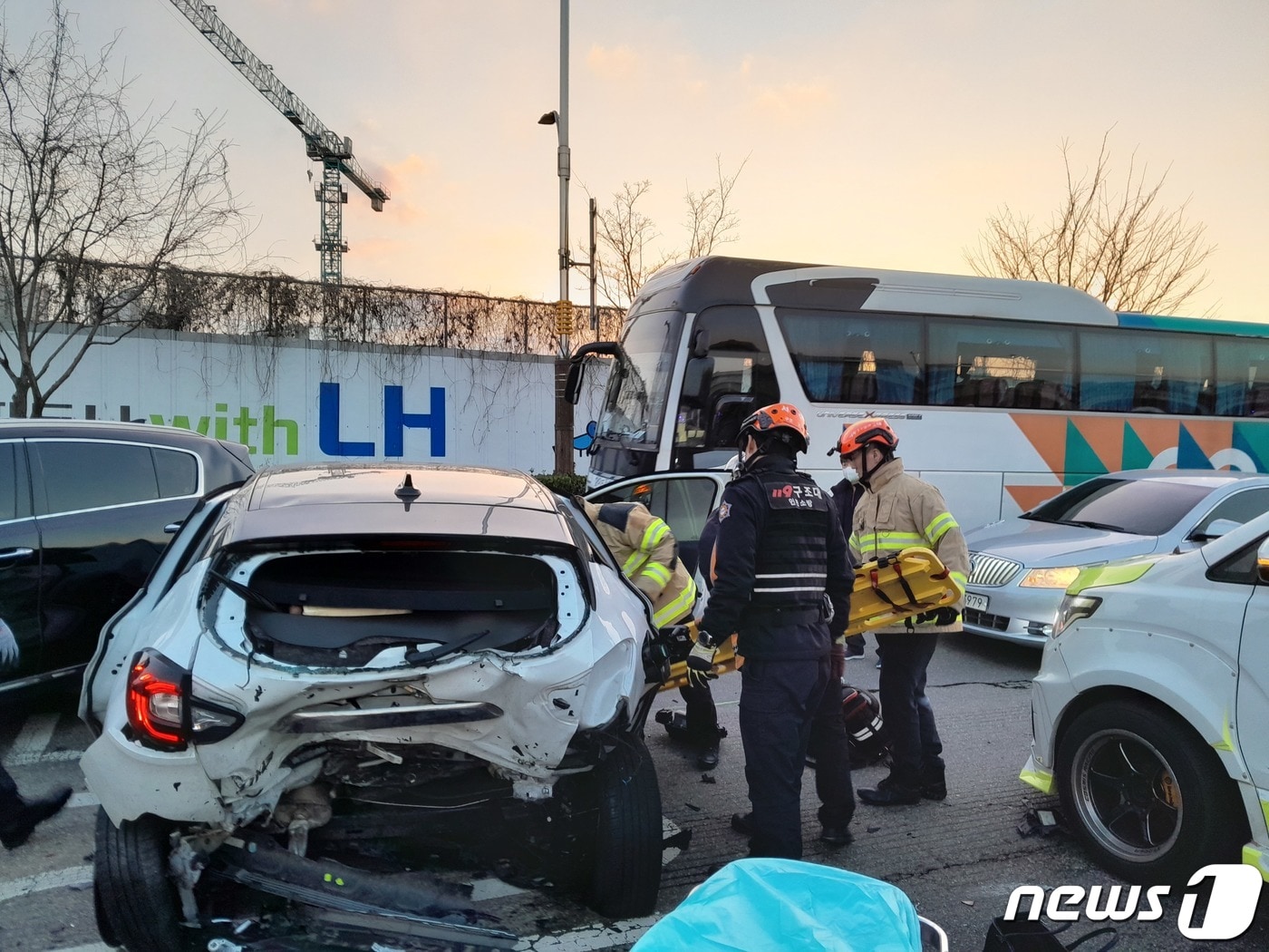 2일 오후 4시55분쯤 인천시 서구 가정동 연희크리캣경기장 앞 사거리에서 5중 추돌사고가 일어났다는 신고가 119로 접수됐다. 사진은 사고 현장.2023.12.02 ⓒ News1 박소영 기자