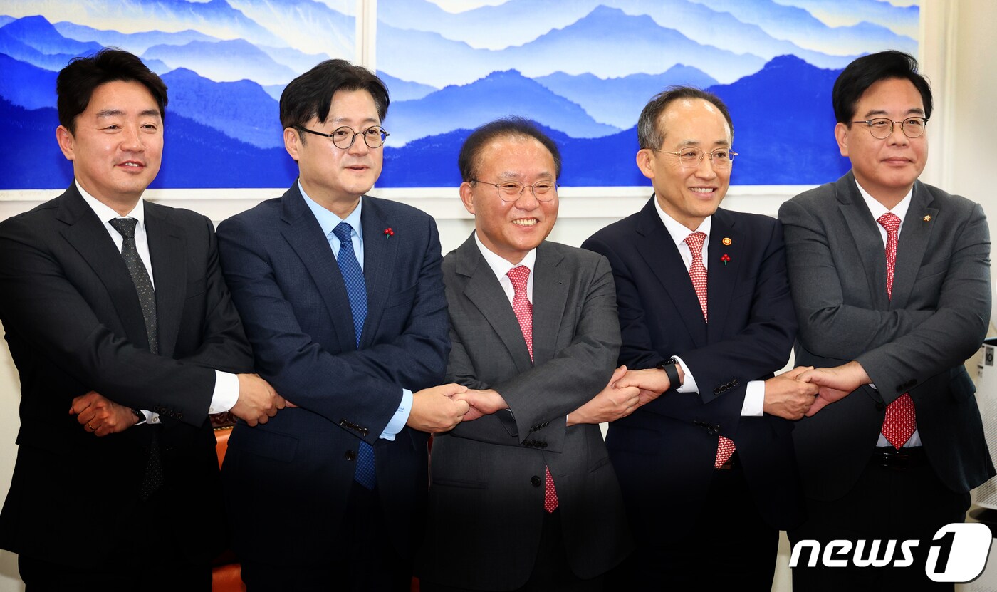 윤재옥 국민의힘 당대표 권한대행과 홍익표 더불어민주당 원내대표 등이 20일 오후 국회 운영위원장실에서 회동을 갖고 2024년도 예산에 대한 합의사항을 발표에 앞서 손을 잡고 있다. 왼쪽부터 강훈식 더불어민주당 예결위간사, 홍익표 원내대표, 윤재옥 당대표 권한대행, 추경호 경제부총리, 송언석 국민의힘 예결위 간사. (공동취재) 2023.12.20/뉴스1 ⓒ News1 송원영 기자