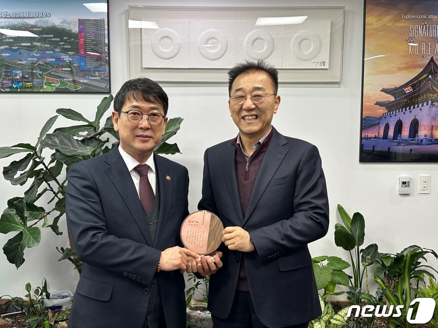 김윤덕 민주당 의원(오른쪽) 최응천 문화재청장으로부터 감사패를 수여 받고 있다.(의원실제공)2023.12.21/뉴스1