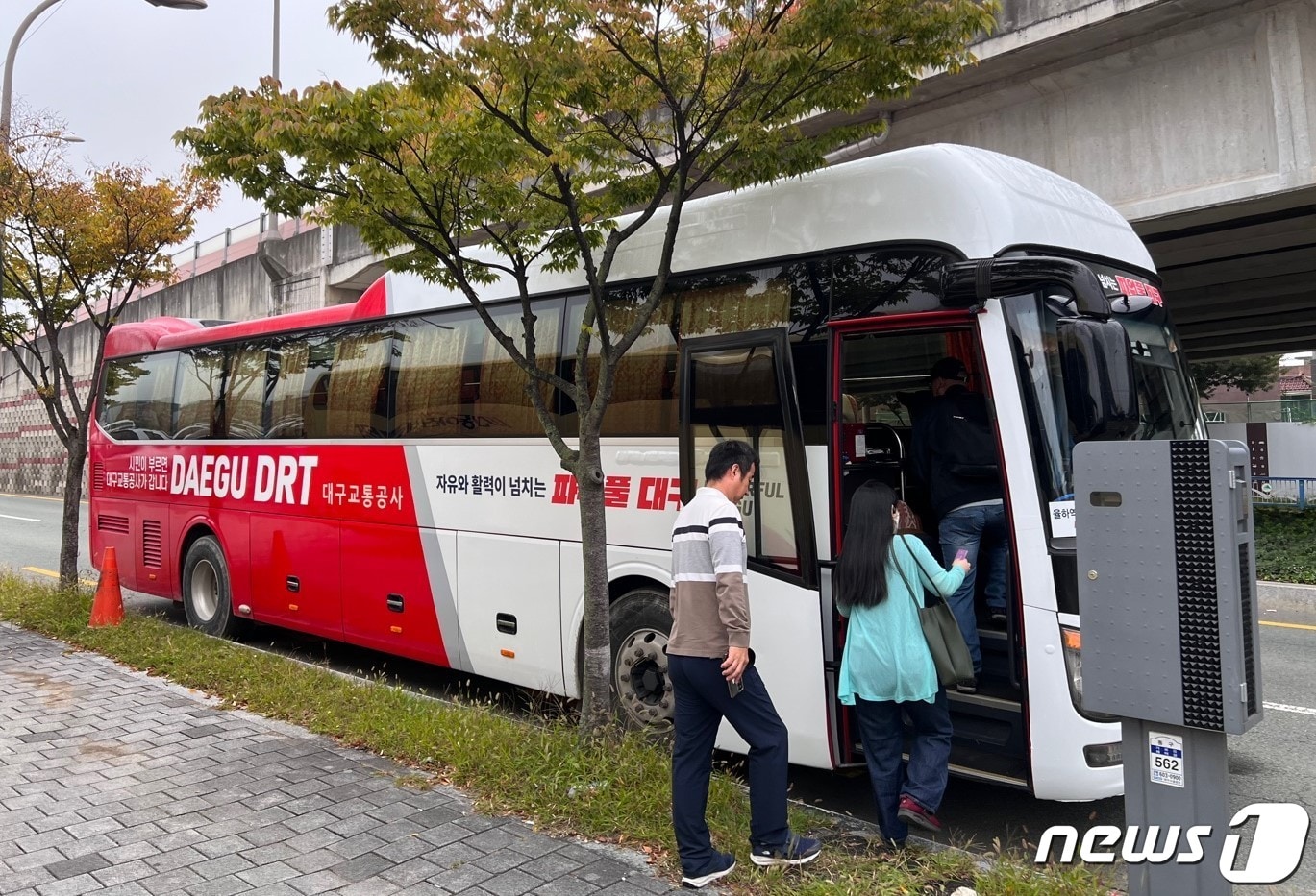 대구교통공사는 21일 의료R&D지구에서 시범운행 중인 DRT 전 차량에 대해 ‘음주운전 시동잠금장치’를 설치했다고 밝혔다. 사진은 DRT 차량. &#40;대구교통공사 제공&#41;/뉴스1