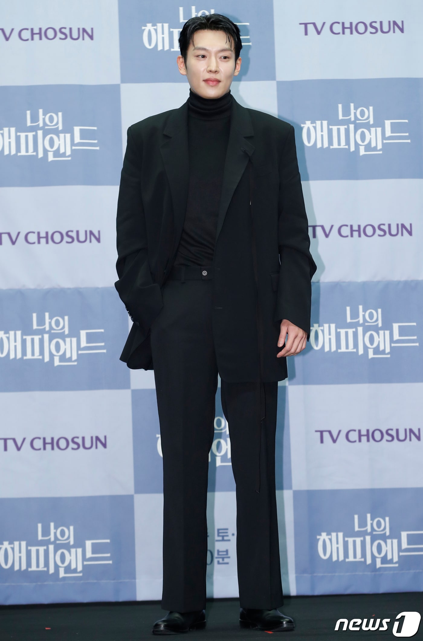 배우 이기택이 21일 서울 마포구 스탠포드호텔코리아에서 열린 TV조선 새 주말 미니시리즈 '나의 해피엔드' 제작발표회에서 포즈를 취하고 있다. '나의 해피엔드'는 '진실이라 믿었던 것들이 깨진 뒤, 남은 것은 불행이었다' 진정한 나의 행복을 되찾기 위해 외면해왔던 나를 마주하는 한 여자의 처절한 분투기를 그렸다. 2023.12.21/뉴스1 ⓒ News1 권현진 기자