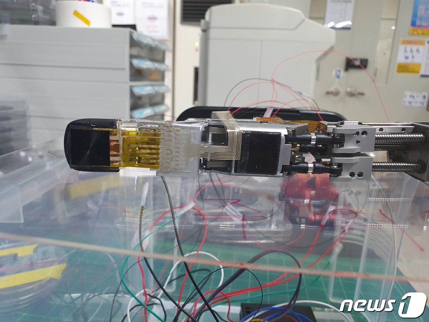 사람의 촉각 인지를 모사한 실시간 다중 촉각 감지 시스템을 로봇 손가락에 연결한 모습. (기계연 제공)/뉴스1