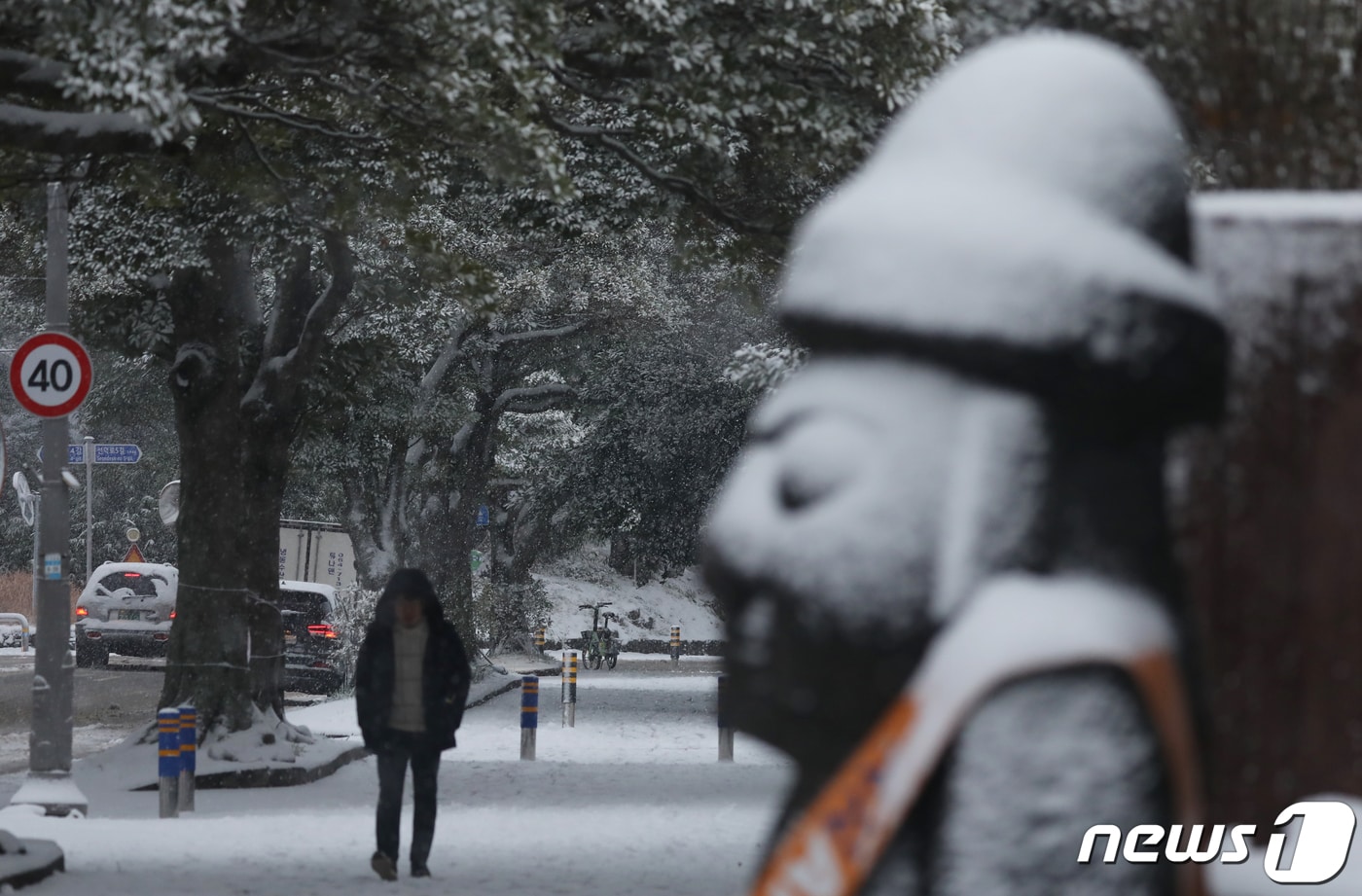 눈 맞는 돌하르지방(자료사진)/뉴스1