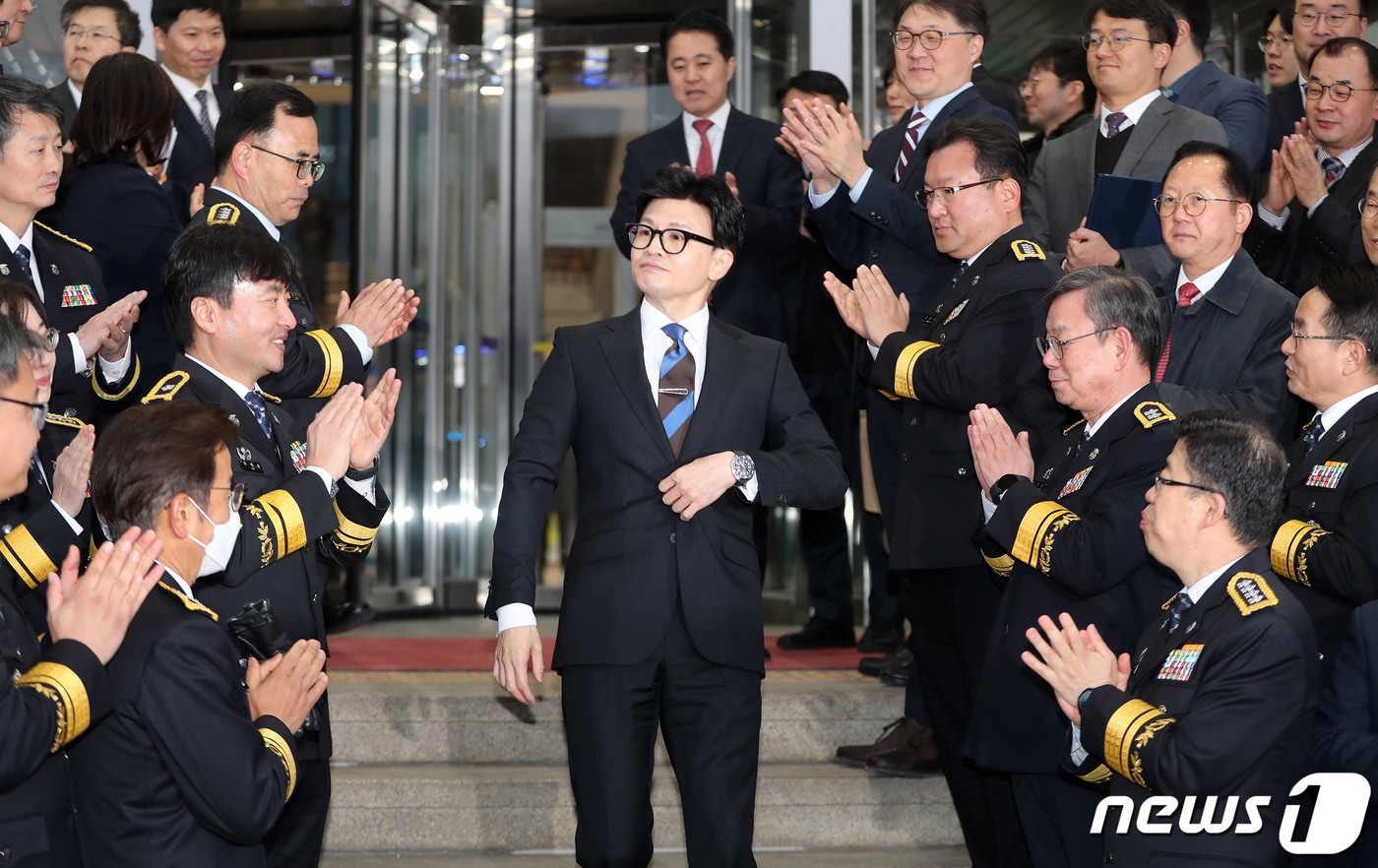 한동훈 법무부 장관이 21일 오후 경기도 과천시 정부과천청사에서 열린 이임식을 마치고 직원들 박수를 받으며 법무부 청사를 나서고 있다. 2023.12.21/뉴스1 ⓒ News1 박세연 기자