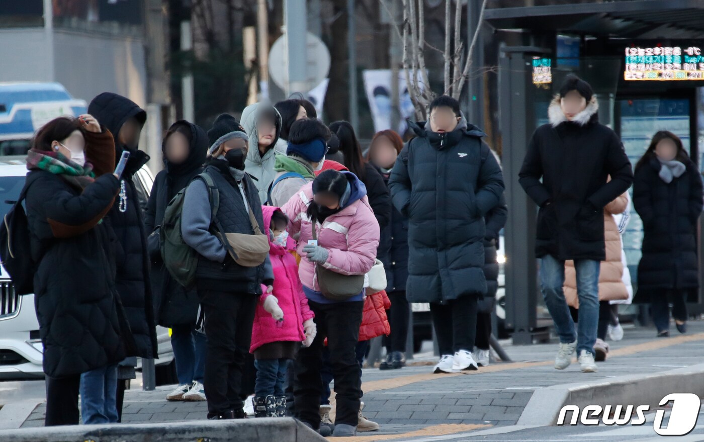 연중 낮이 가장 짧은 동지&#40;冬至&#41;인 22일 전국 대부분 지역에 한파특보가 발효된 가운데 서울 광화문광장에서 시민들이 두꺼운 옷을 입은 채 이동을 하고 있다. 2023.12.22/뉴스1 ⓒ News1 권현진 기자