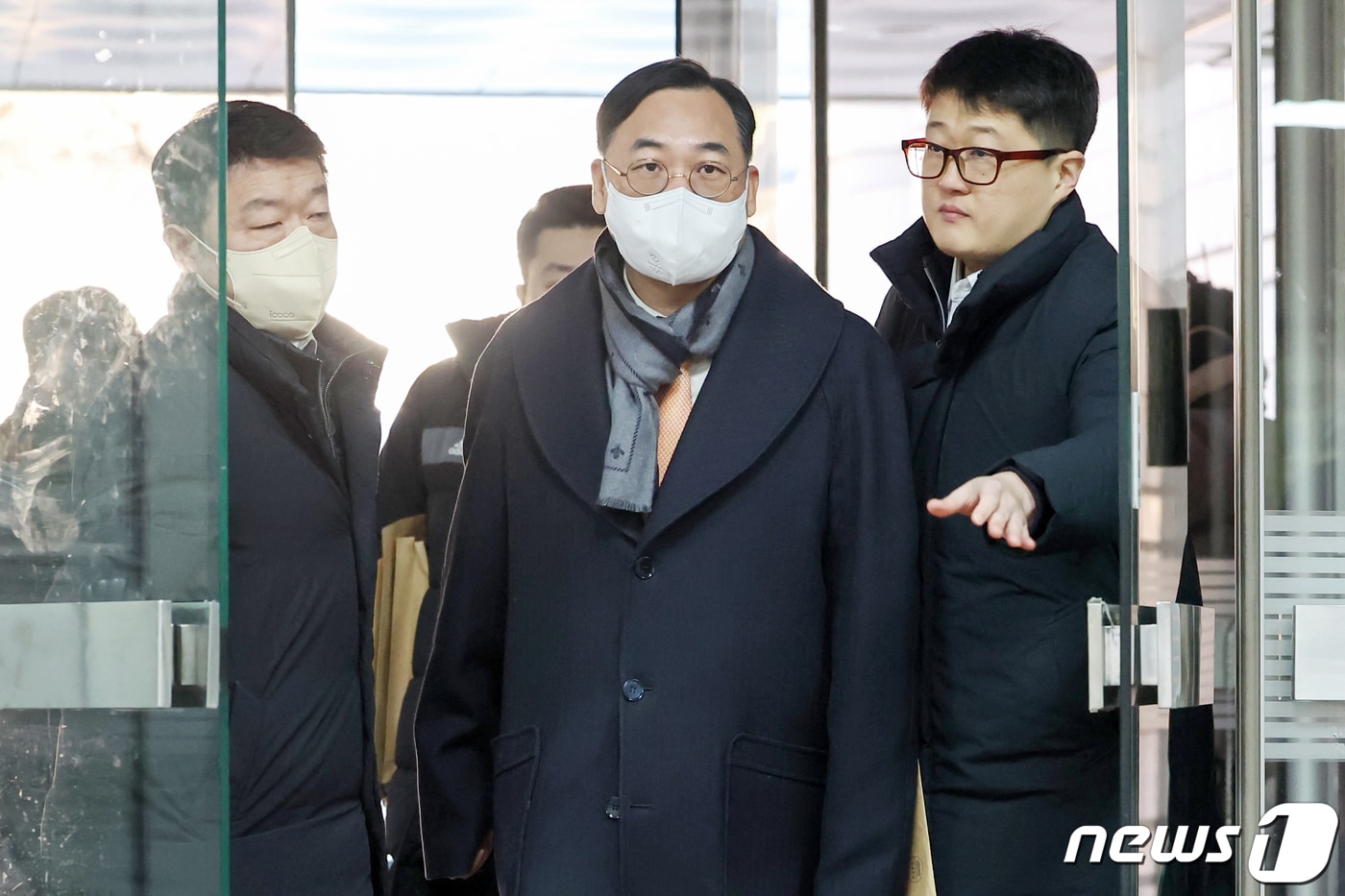 '백현동 수사무마 금품수수 의혹'을 받는 곽정기 변호사가 22일 오후 서울 서초구 서울중앙지법에서 열린 영장실질심사에 출석하고 있다. 2023.12.22/뉴스1 ⓒ News1 민경석 기자