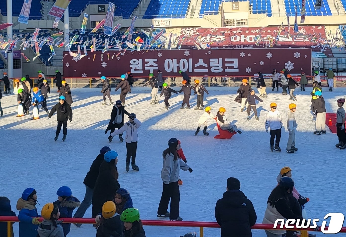 지난해 12월 23일 강원도 원주시 원주댄싱공연장에 마련된 원주 아이스링크를 찾은 시민들이 즐거운 시간을 보내고 있다. 2023.12.23/뉴스1 ⓒ News1 신관호 기자