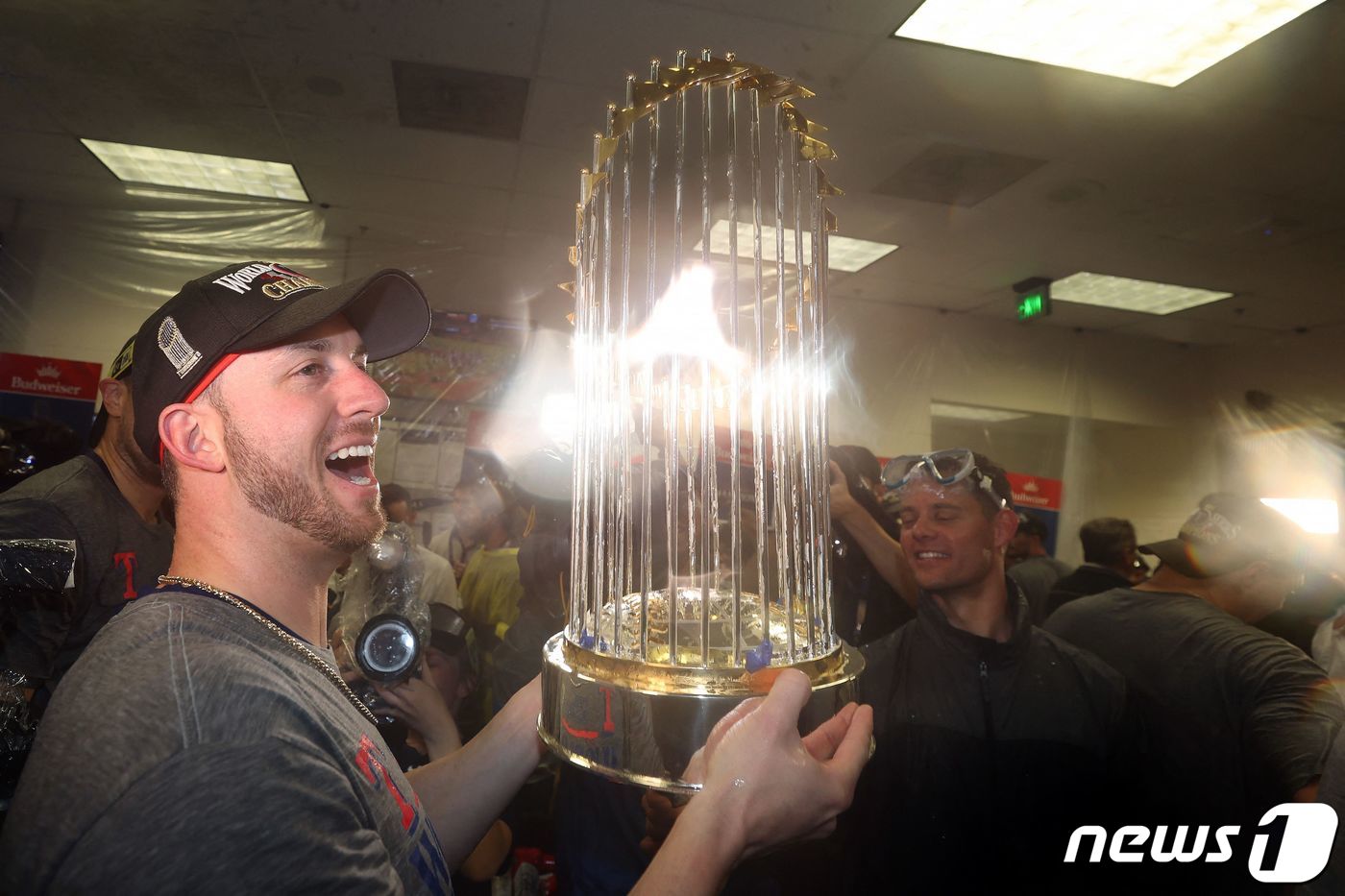 월드시리즈 우승컵을 든 미치 가버. ⓒ AFP=뉴스1