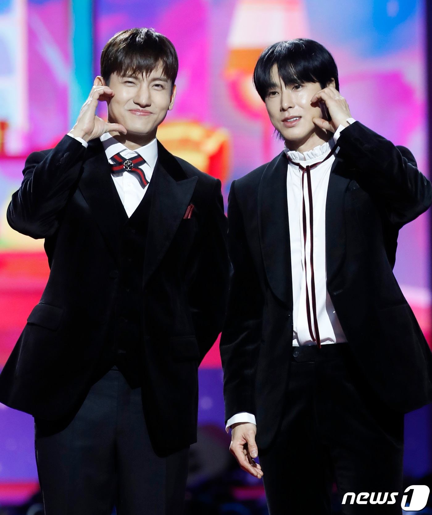 동방신기 최강창민과 유노윤호(오른쪽)가 크리스마스인 25일 오후 인천 중구 인스파이어 아레나에서 열린 '2023 SBS 가요대전' 레드카펫 행사에서 포즈를 취하고 있다. 2023.12.25/뉴스1 ⓒ News1 권현진 기자