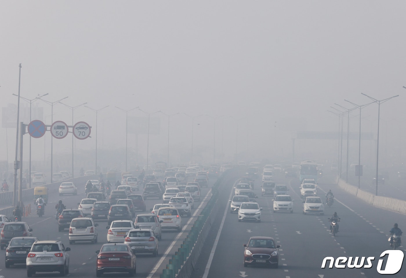 인도 뉴델리의 한 고속도로가 스모그로 가려진 모습. ⓒ 로이터=뉴스1 ⓒ News1 김예슬 기자