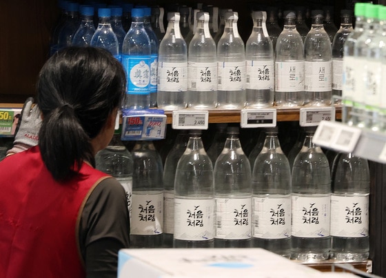 서울의 한 대형마트 주류 판매대에 소주가 진열돼 있다. 2023.12.27/뉴스1 ⓒ News1 이동해 기자