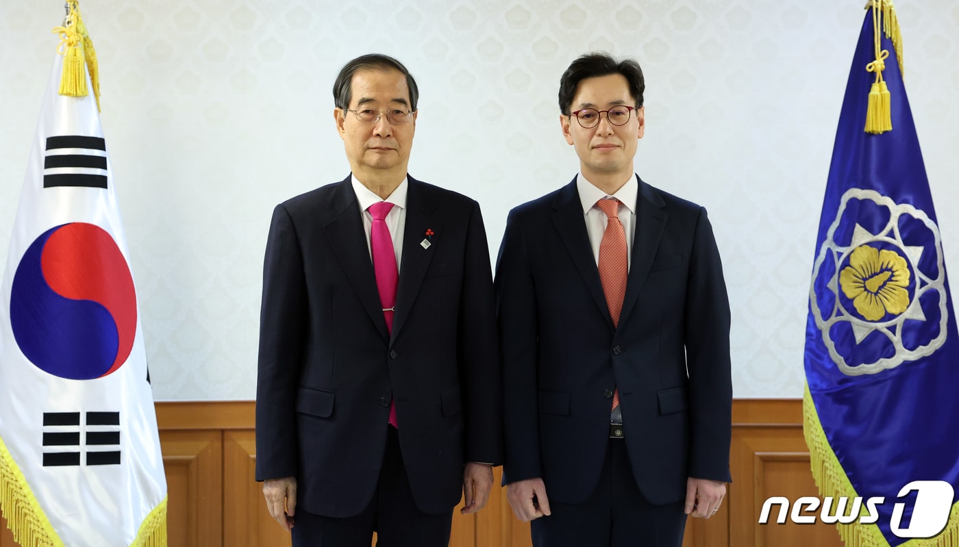 한덕수 국무총리가 28일 오전 서울 종로구 세종대로 정부서울청사에서 열린 차관급 임명장 수여식에서 손영택 국무총리실 비서실장과 기념촬영을 하고 있다. 2023.12.28/뉴스1 ⓒ News1 김명섭 기자