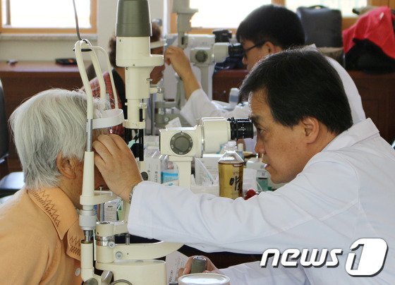 한 노인이 안과 검사를 받고 있는 모습. /뉴스1 ⓒ News1 최창호 기자