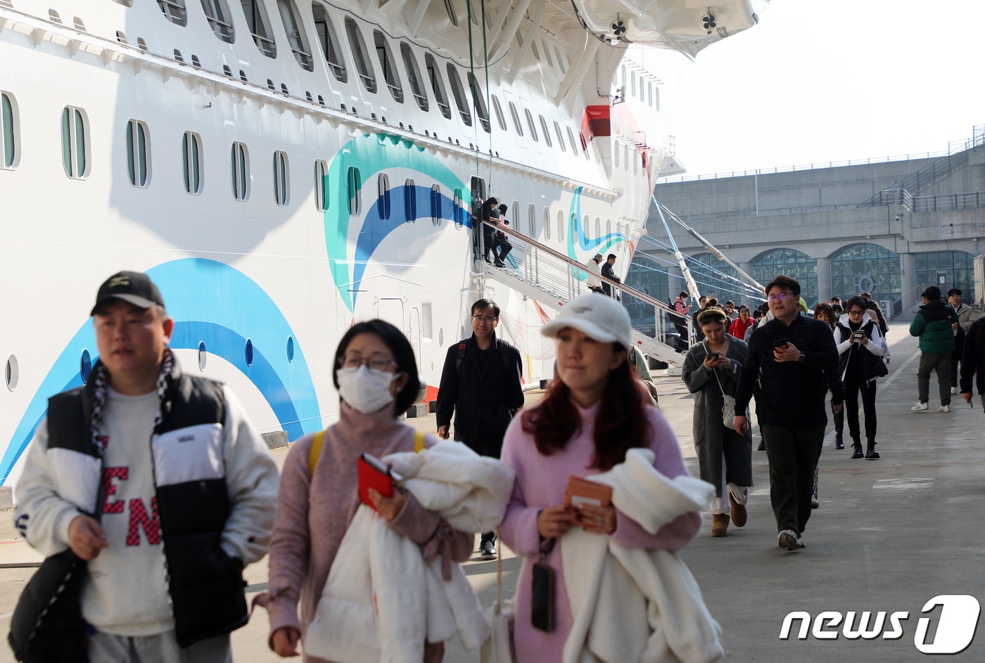 중국 첫 13만톤급 대형 크루즈선인 '아도라 매직 시티(Adora Magic City)호' 탑승객들이 서귀포시 강정동 제주민군복합형관광미항에 내리고 있다. /뉴스1 ⓒ News1 오미란 기자