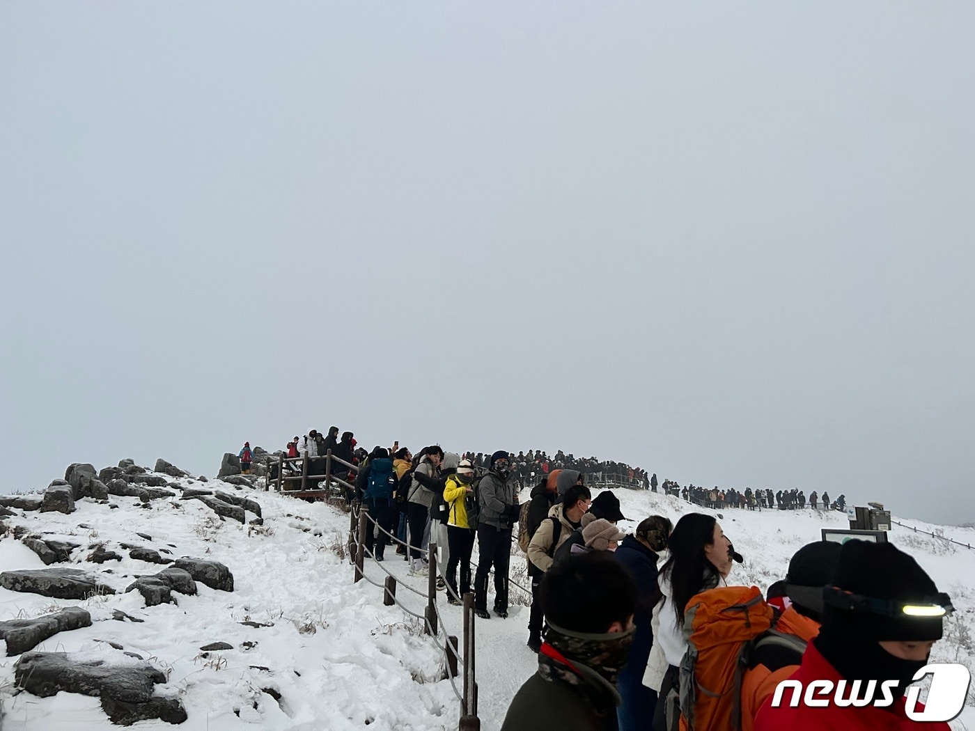 지난 1월1일 계묘년 새해 첫 날 광주 무등산을 찾은 탐방객들의 모습. &#40;국립공원공단 무등산국립공원사무소 제공&#41; 2023.12.28/뉴스1