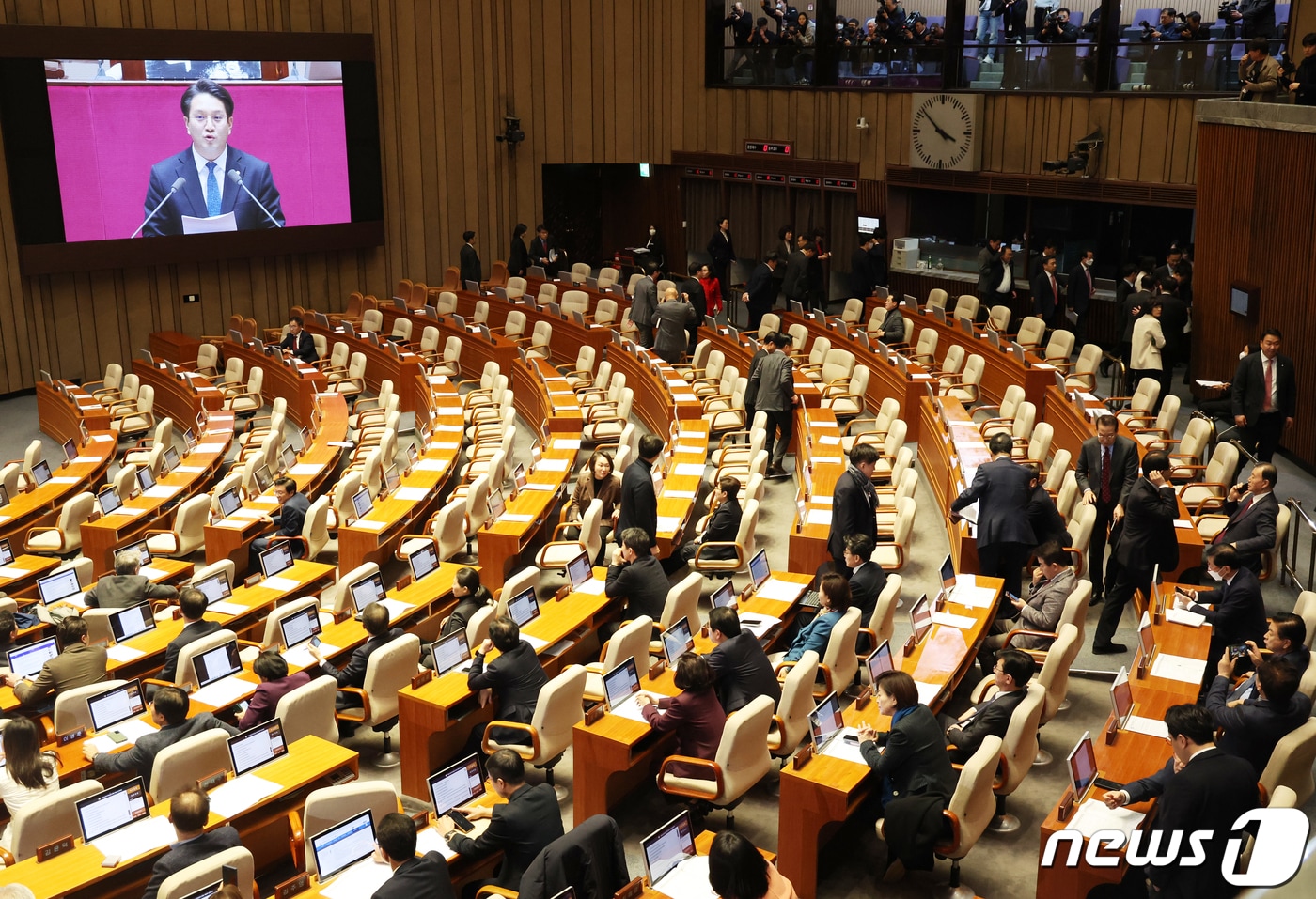 국민의힘 의원들이 28일 서울 여의도 국회에서 열린 제411회국회&#40;임시회&#41; 제3차 본회의에서 쌍특검법&#40;김건희 여사 주가 조작 의혹 특검·대장동&#41; 토론에서 퇴장을 하고 있다. 2023.12.28/뉴스1 ⓒ News1 ,송원영 기자