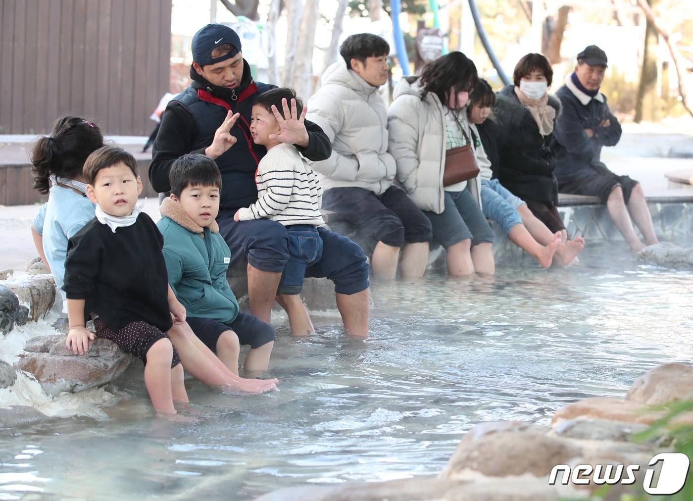 6일 대전·충남은 오후부터 저녁 사이 충남권에 한때 비가 오는 곳이 있을 것으로 예보됐다. 대전 유성구 유성온천족욕체험장에서 시민들이 족욕을 하며 휴일을 즐기고 있다. /뉴스1 ⓒ News1 김기태 기자