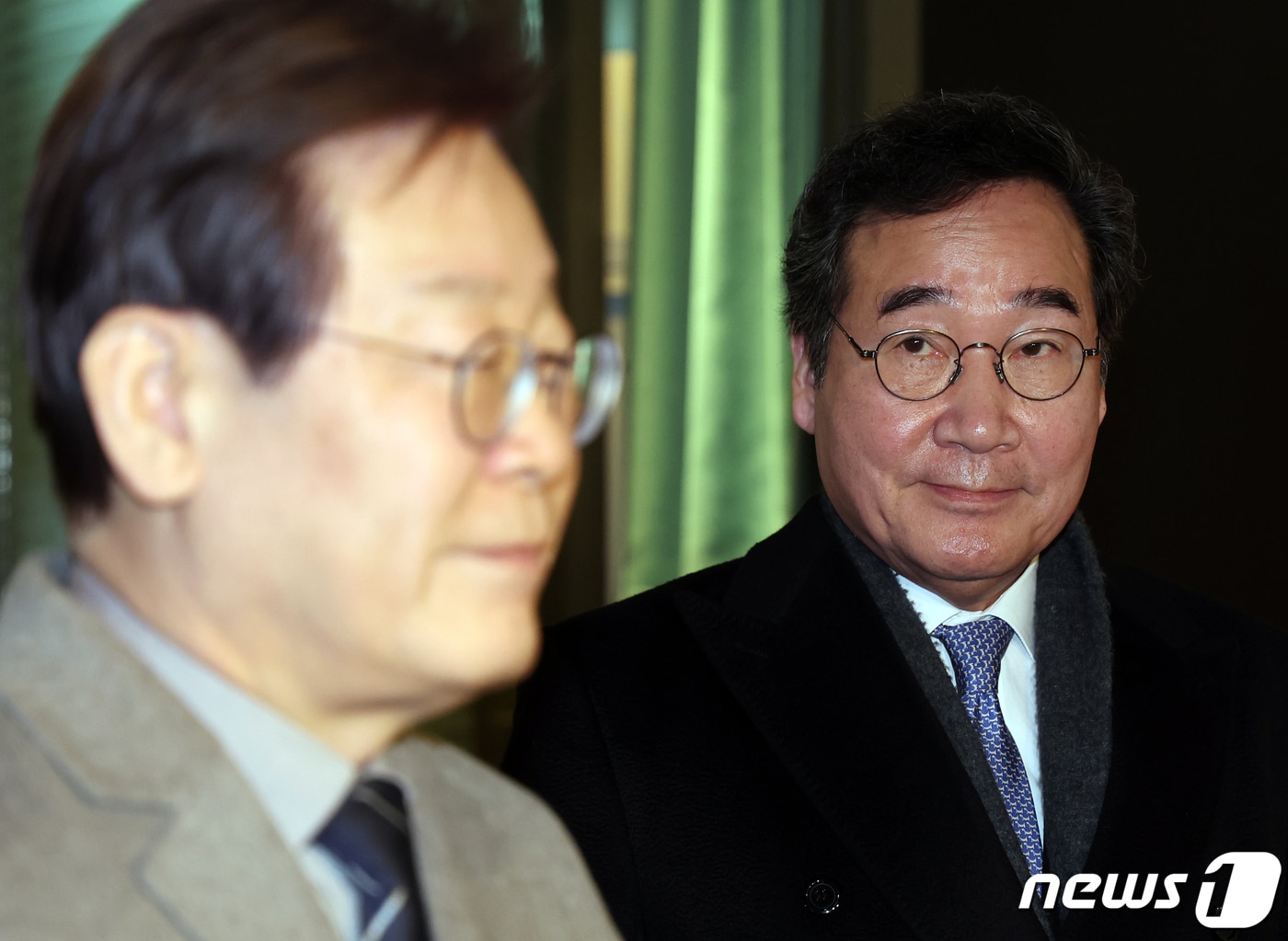 2023년 12월 30일 이낙연 더불어민주당 전 대표가 30일 서울 종로구의 한 음식점에서 회동을 마친 뒤 이재명 대표를 응시하고 있다. 2023.12.30/뉴스1 ⓒ News1 DB