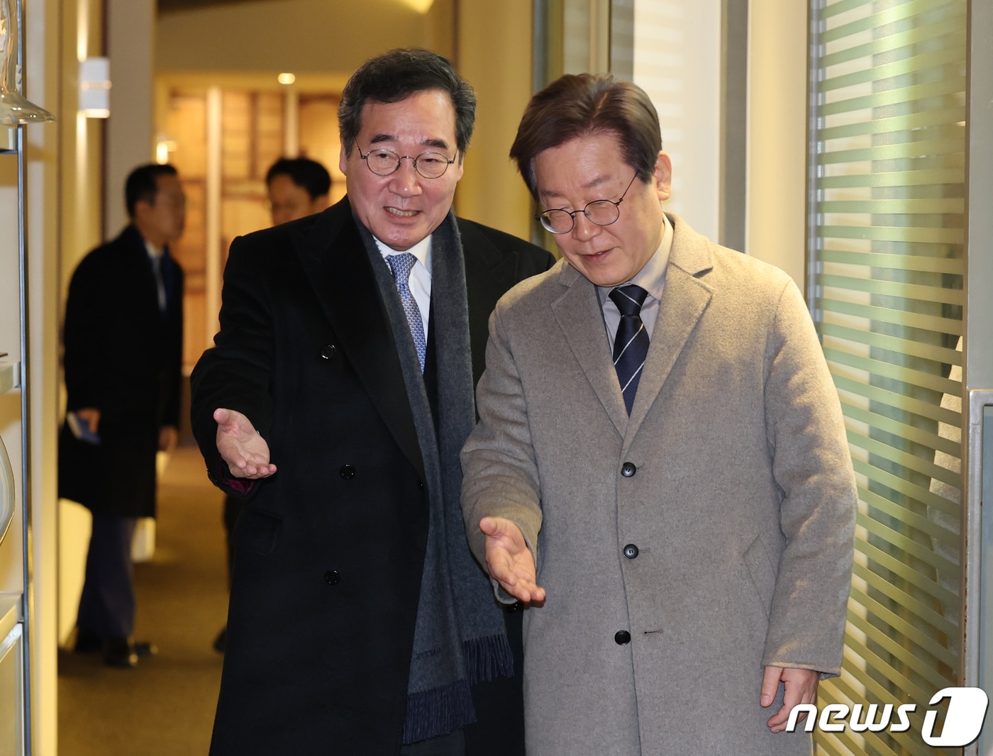 이재명 더불어민주당 대표&#40;오른쪽&#41;와 이낙연 전 국무총리가 2023년 12월 30일 서울 종로구의 한 음식점에서 회동을 마치고 이동하고 있는 모습. &#40;공동취재&#41; 2023.12.30/뉴스1 ⓒ News1 DB