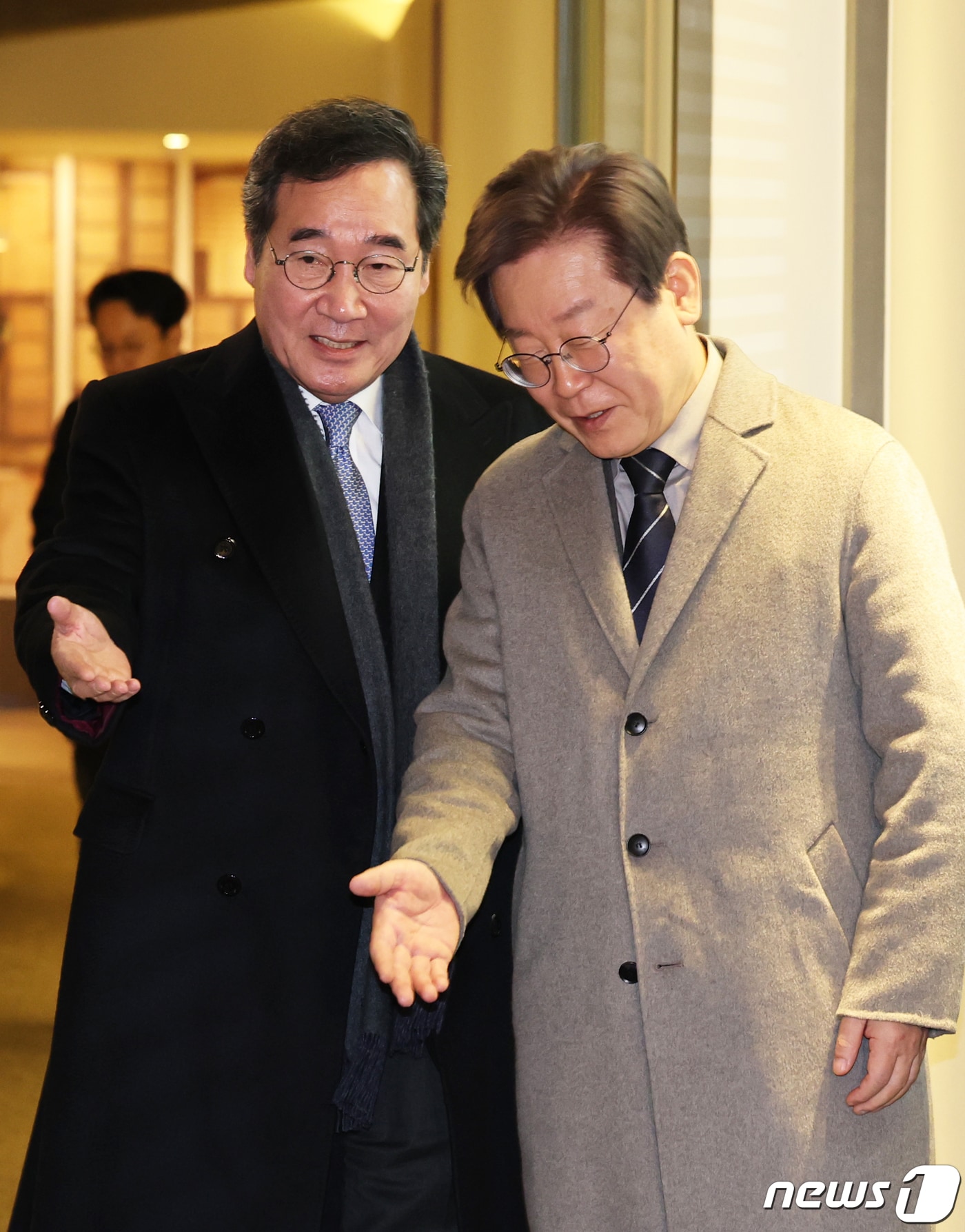 이재명 더불어민주당 대표(오른쪽)와 이낙연 전 국무총리가 2023년 12월 30일 서울 종로구의 한 음식점에서 회동을 마치고 이동하고 있다. (공동취재) 2023.12.30/뉴스1 ⓒ News1 김진환 기자