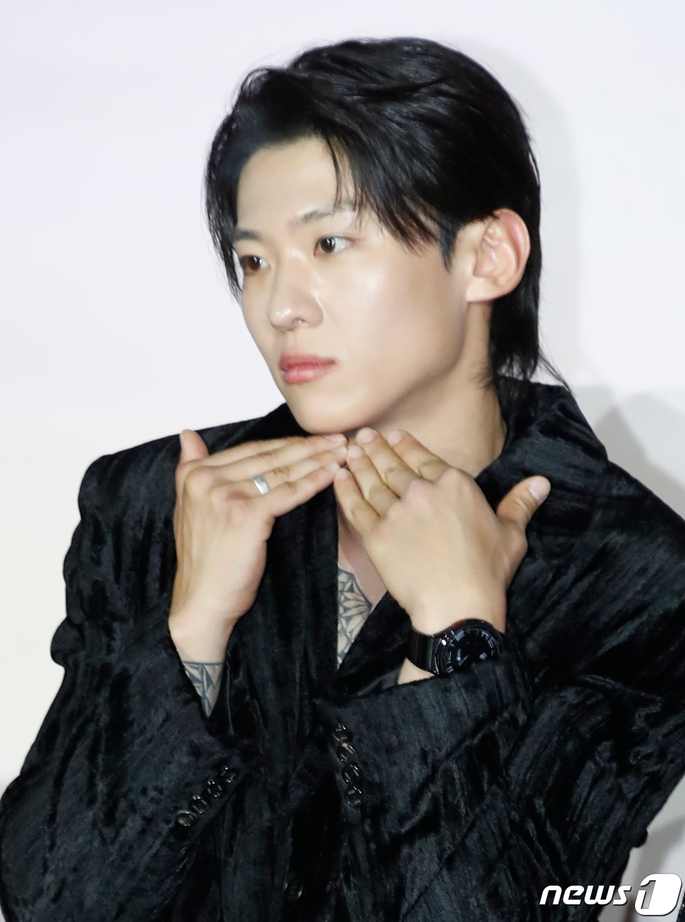 방송인 덱스가 4일 서울 용산구 CGV용산아이파크몰에서 열린 넷플릭스 오리지널 예능 '솔로지옥' 시즌3 제작발표회에서 포즈를 취하고 있다. '솔로지옥' 시즌3는 커플이 되어야만 나갈 수 있는 외딴 섬, 지옥도에서 펼쳐질 솔로들의 솔직하고 화끈한 데이팅 리얼리티 쇼다. 2023.12.4/뉴스1 ⓒ News1 권현진 기자