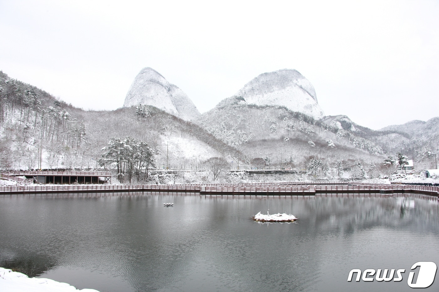 전북 진안군이 동절기 마이산 암마이봉&#40;우측&#41; 등산로를 통제한다.&#40;진안군제공&#41;2023.12.4/뉴스1