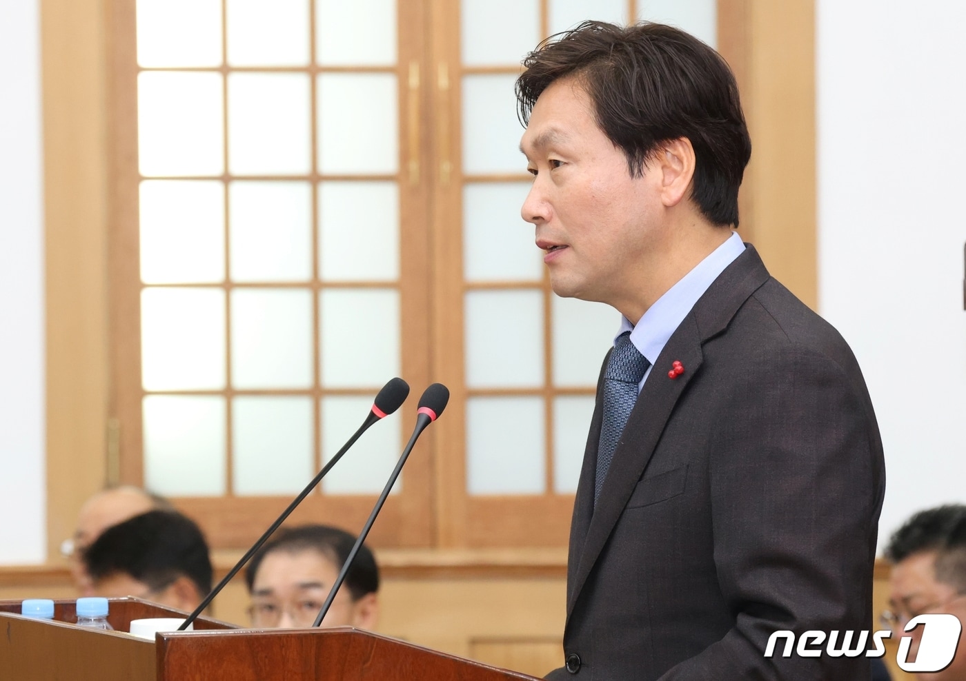 조현일 경산시장이 4일 열린 시의회에서 시정연설을 하고 있다. 조 시장은 "인구 30만의 자족도시를 목표로 상전벽해의 기적을 만들겠다＂고 말했다. (경산시 제공) 2023.12.4/뉴스1