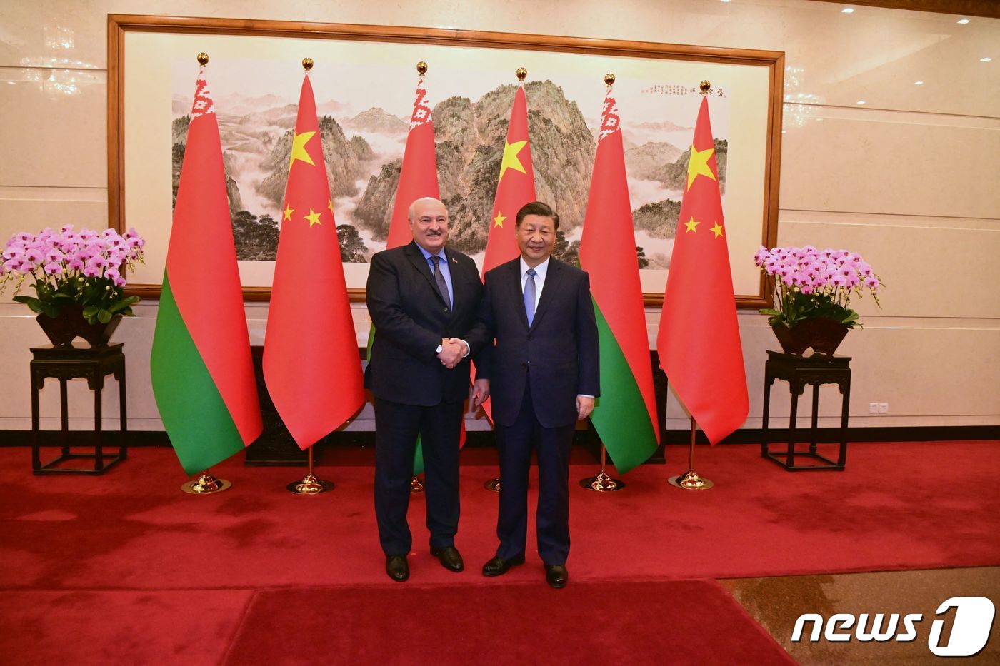 시진핑 중국 국가주석(오른쪽)과 알렉산더 루카센코 벨라루스 대통령이 4일 중국 베이징에서 만나 악수를 하고 있다. 2023.12.04 ⓒ AFP=뉴스1 ⓒ News1 정은지 특파원