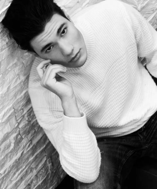 2019년 '이탈리아에서 가장 잘생긴 남성'으로 뽑혔던 21살 모델이 가톨릭 신부가 되겠다고 선언해 화제가 되고 있다. 에도아르도 산티니 인스타그램 갈무리