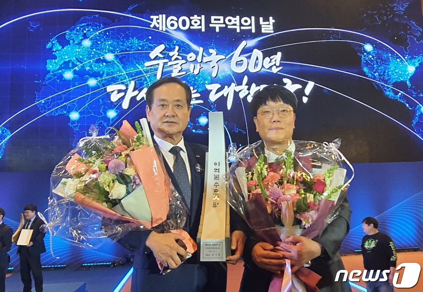 한전원자력연료 최익수 사장(왼쪽)과 박호영 부장이 무역의 날 기념식서 2억불 수출의 탑과 대통령표창을 각각 수상한 후 기념촬영을 하고 있다.(KNF 제공)/뉴스1