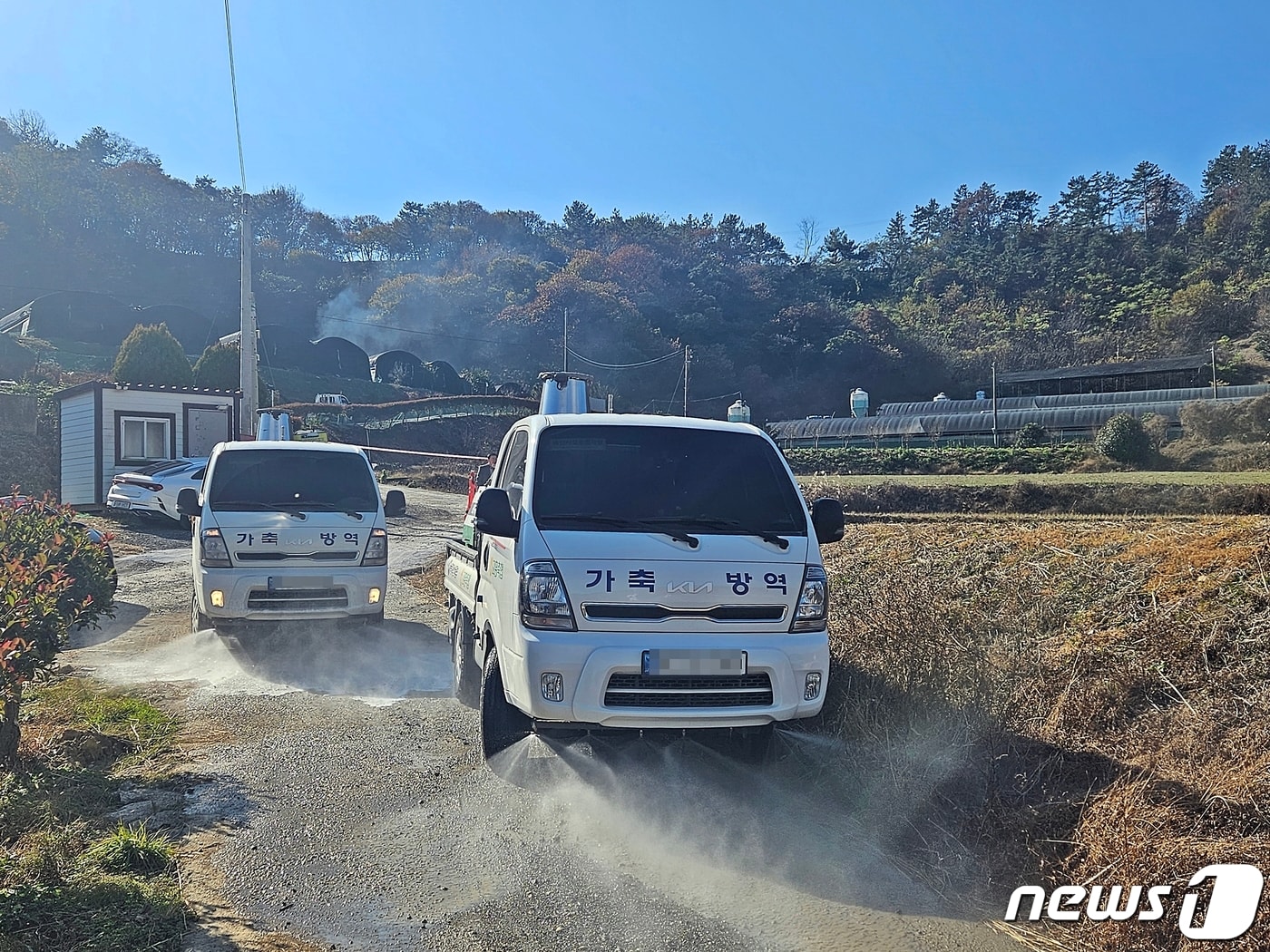 5일 고병원성 조류인플루엔자&#40;AI&#41;가 발생한 전남 고흥의 한 육용오리 농장에서 인근 도로 소독 등 방역 활동이 진행되고 있다.&#40;고흥군 제공&#41;2023.12.5/뉴스1 ⓒ News1 김동수 기자