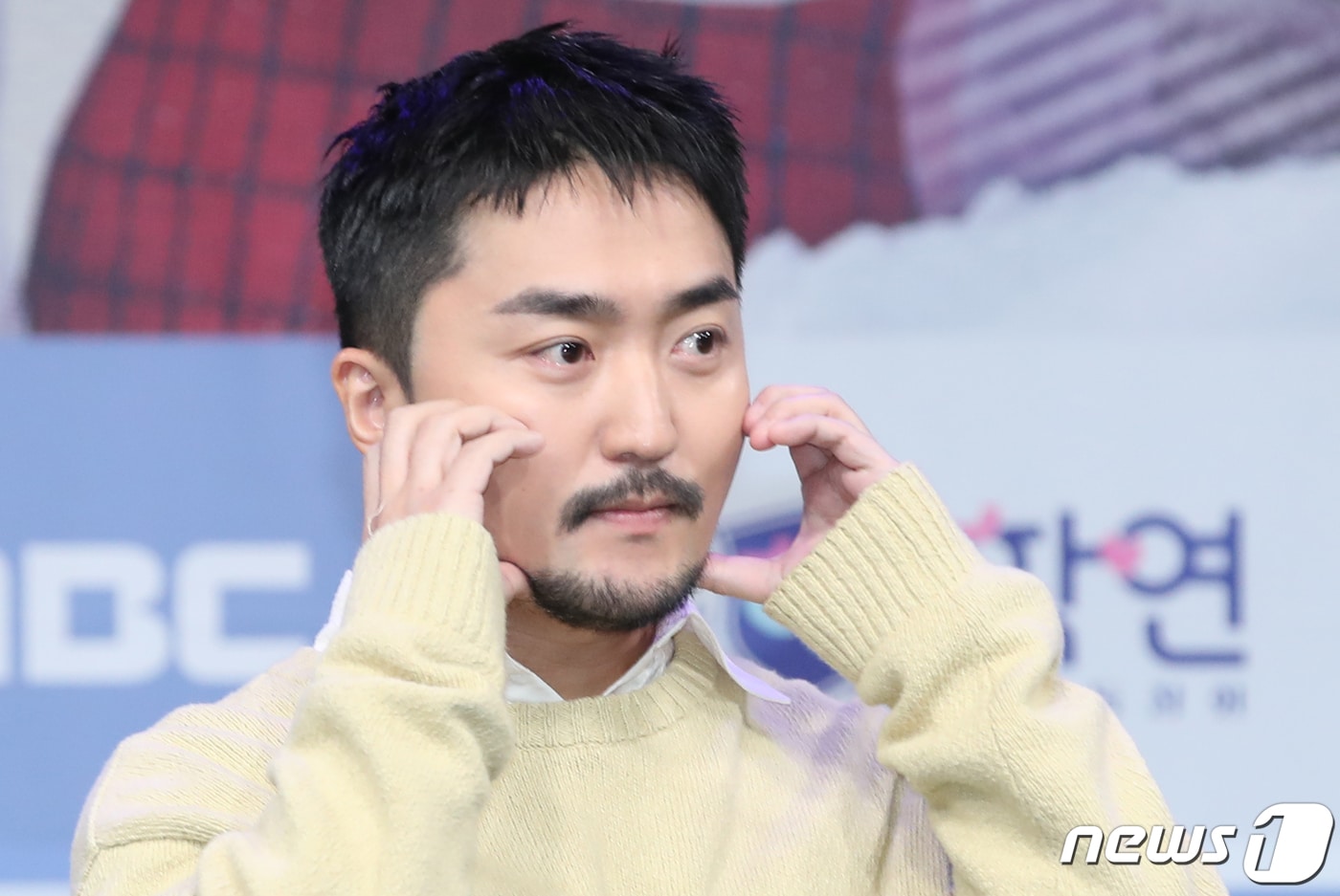 방송인 유병재가 5일 오후 서울 마포구 MBC 골든마우스홀에서 열린 MBC 예능프로그램 '솔로 동창회 학연' 제작발표회에서 포즈를 취하고 있다. '솔로 동창회 학연'은 학창 시절 친구가 연인이 되는 '솔로 동창회'로, 10여 년 만에 모인 초등학교 동창생들이 4박 5일간 함께하며 사랑을 싹틔우는 연애 리얼리티다. 2023.12.5 ⓒ 뉴스1 권현진 기자