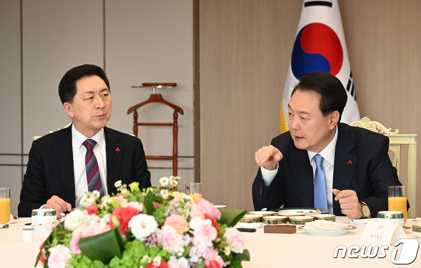 윤석열 대통령이 5일 국민의힘 김기현 대표 등 지도부와 비공개 오찬을 하고 있다. 이날 회동에는 김 대표와 윤재옥 원내대표, 유의동 정책위의장, 이만희 사무총장 등 ‘당 4역’이 참석했다. &#40;국민의힘 제공&#41; 2023.12.5/뉴스1 ⓒ News1 송원영 기자