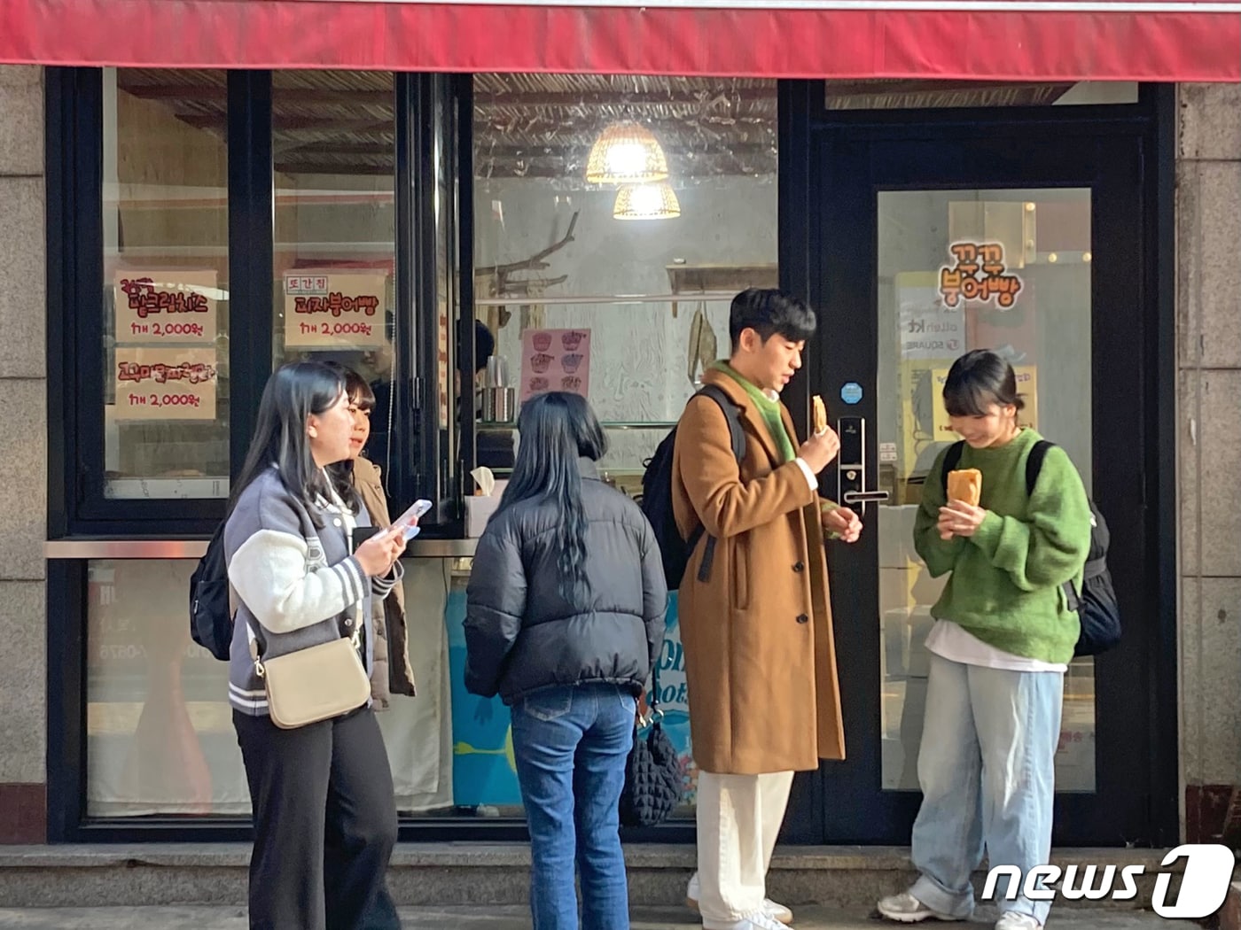 5일 광주 동구 충장로 한 붕어빵 가게에서 종업원이 주문 들어온 붕어빵을 건네고 있다. 2023.12.5/뉴스1 ⓒ News1 조현우 인턴기자