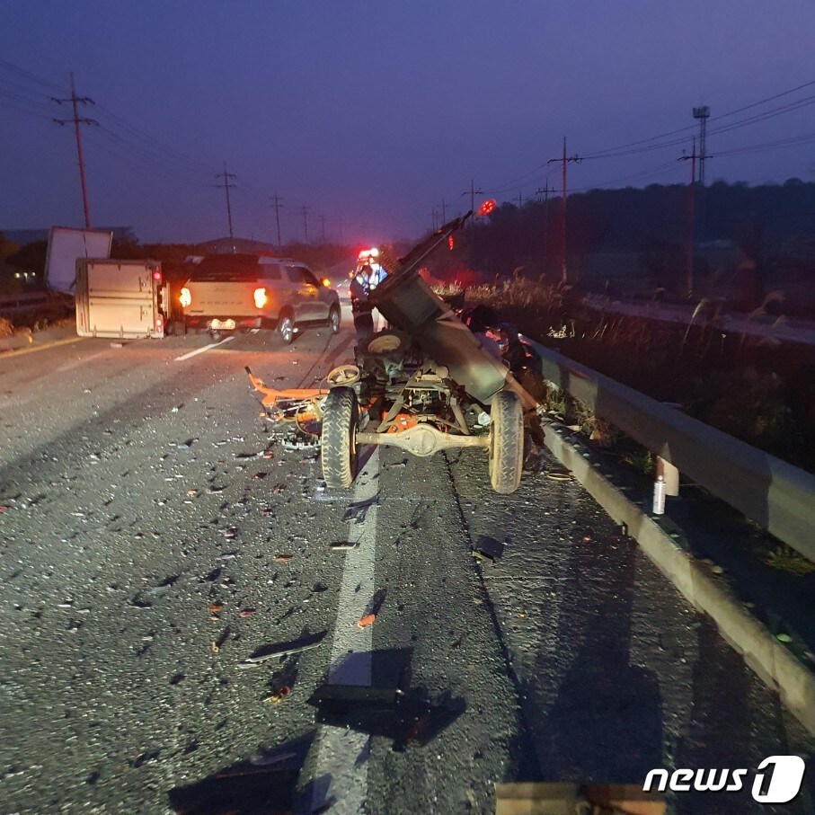 6일 오전 6시40분쯤 전남 나주시 산포면 신도리 한 도로에서 1톤 포터와 경운기가 부딪히는 사고가 발생, 소방당국이 사고를 수습하고 있다. (전남 나주소방 제공) 2023.12.6/뉴스1