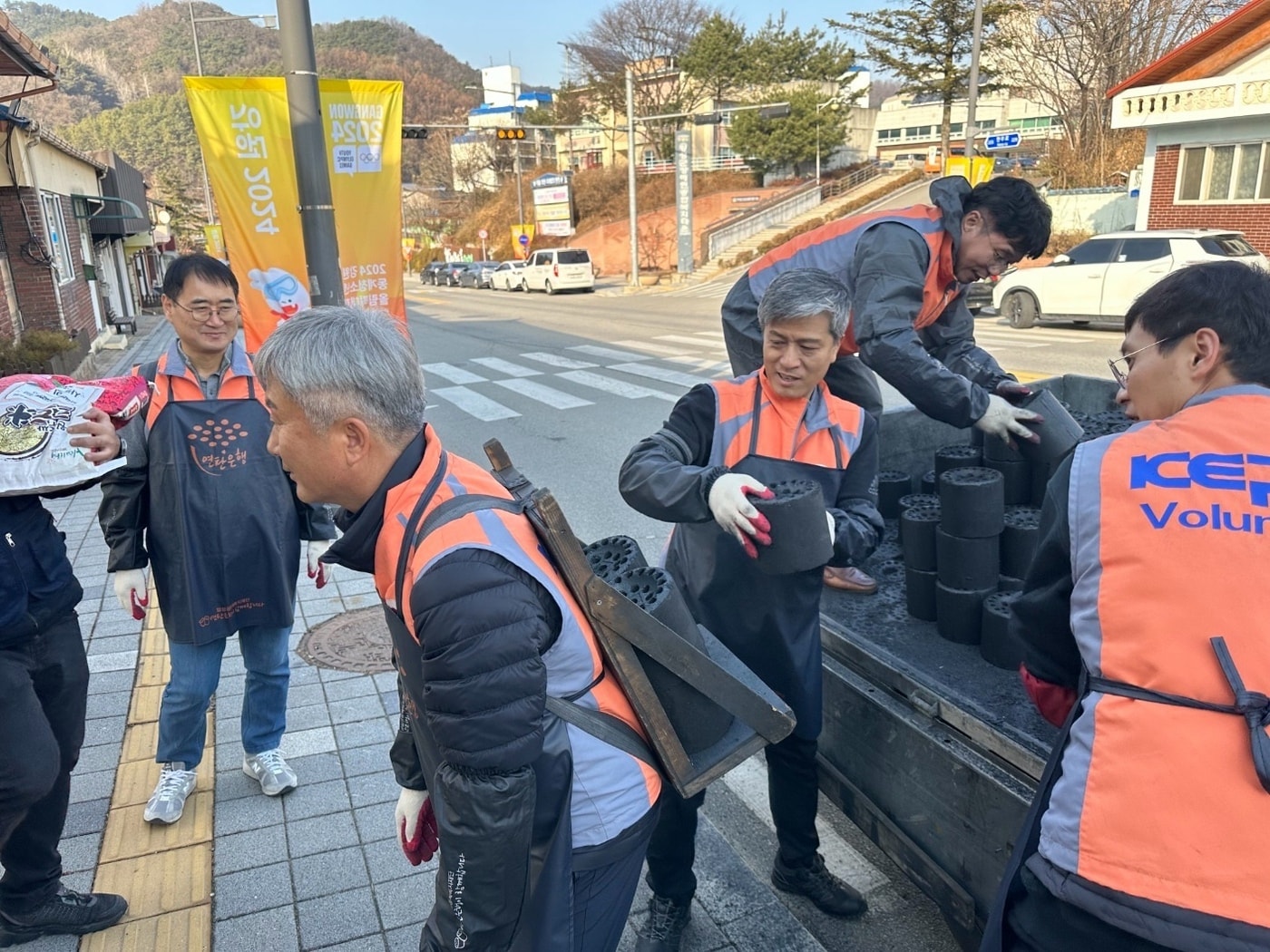 최철호 전력노조위원장이(오른쪽에서 3번째) 노조원들과 연탄나눔 봉사활동 하는 모습