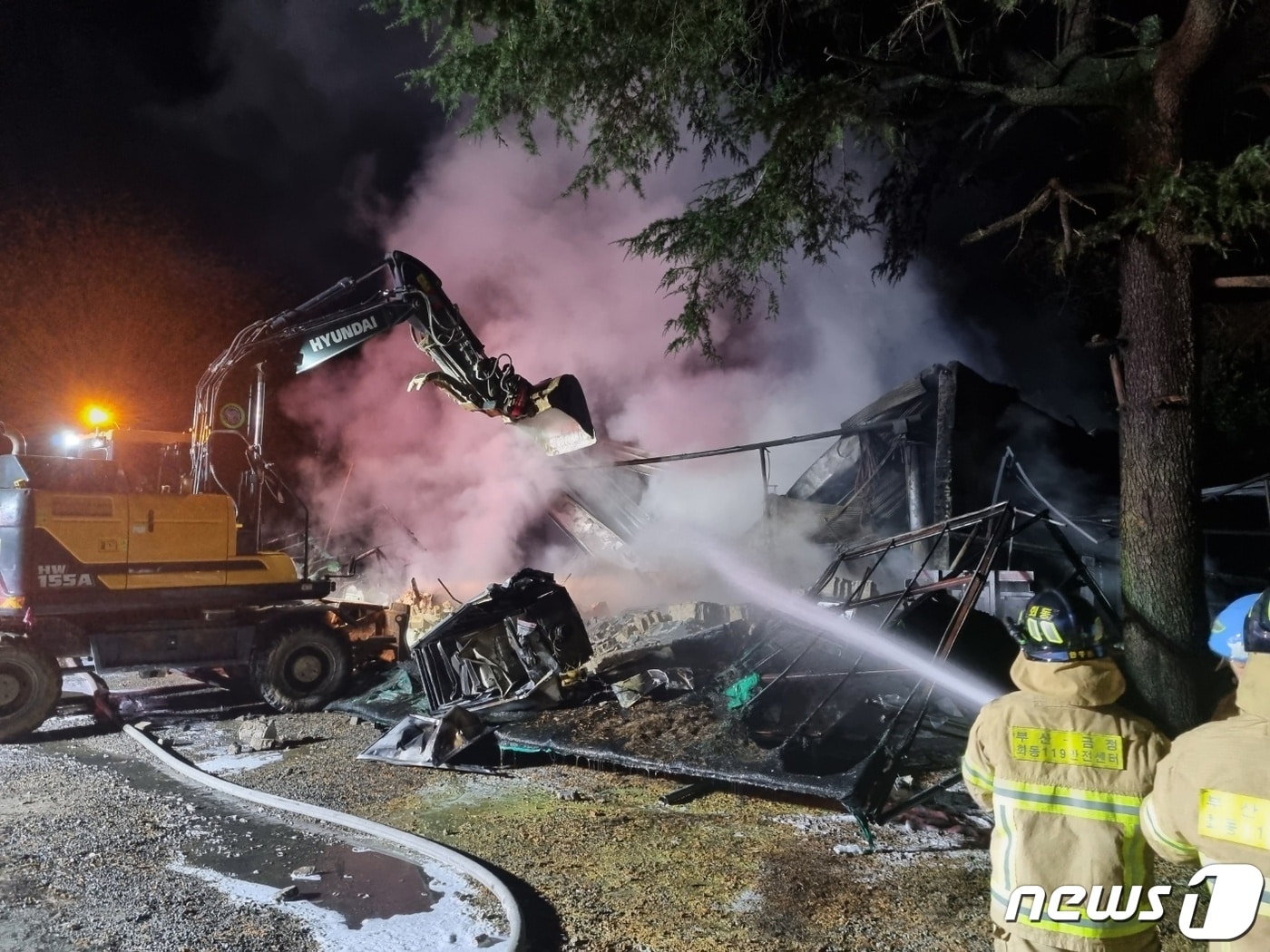 5일 오후 7시49분께 부산 금정구 한 공장에서 불이 나 출동한 소방이 화재를 진압하고 있다.(부산소방재난본부 제공) 